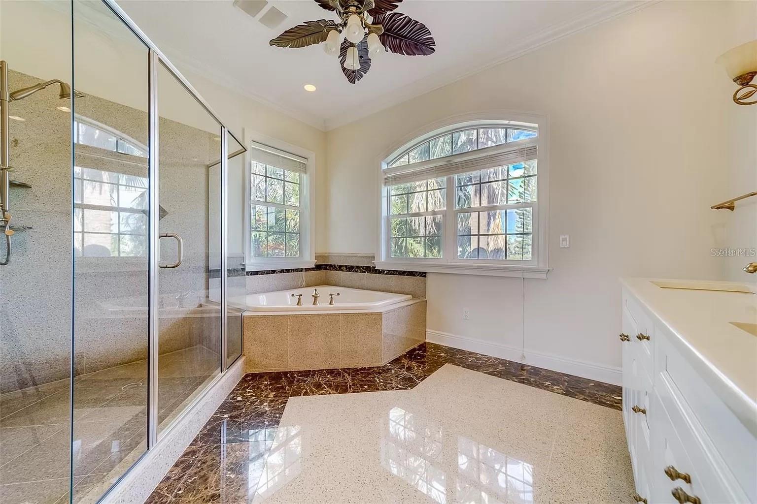 Listing photo id 31 for 803 Harbor Drive