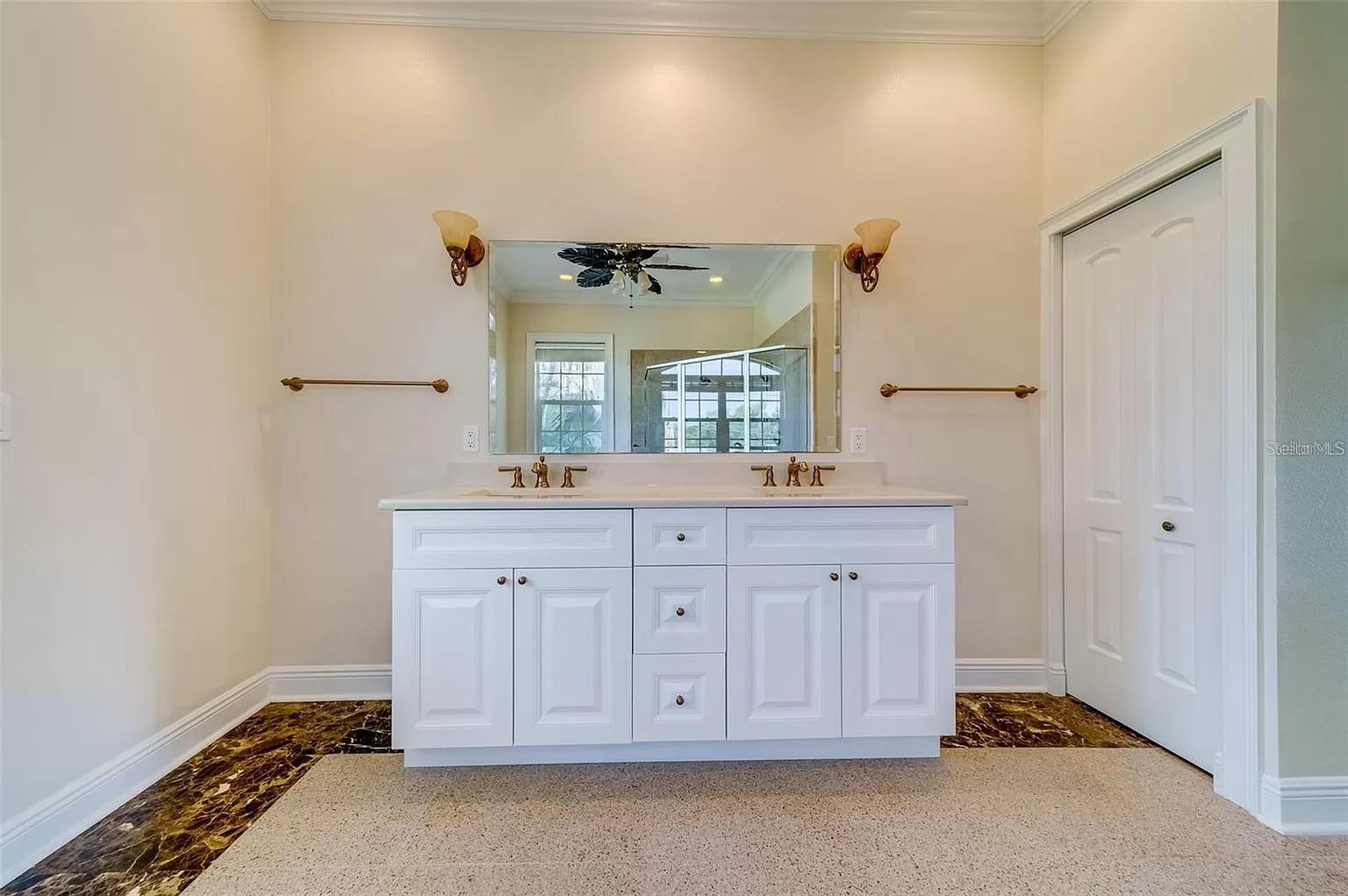 Listing photo id 32 for 803 Harbor Drive