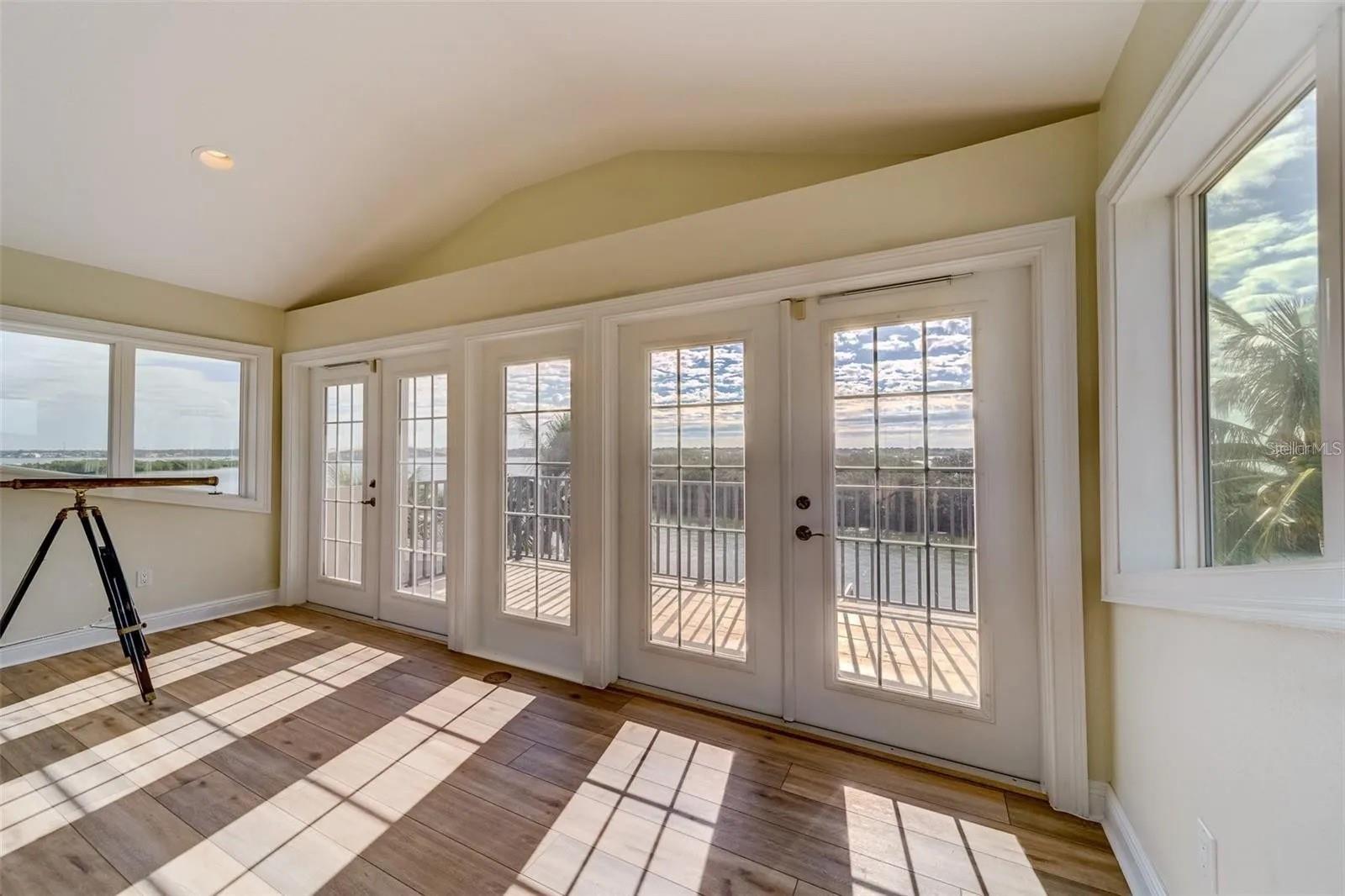 Listing photo id 43 for 803 Harbor Drive