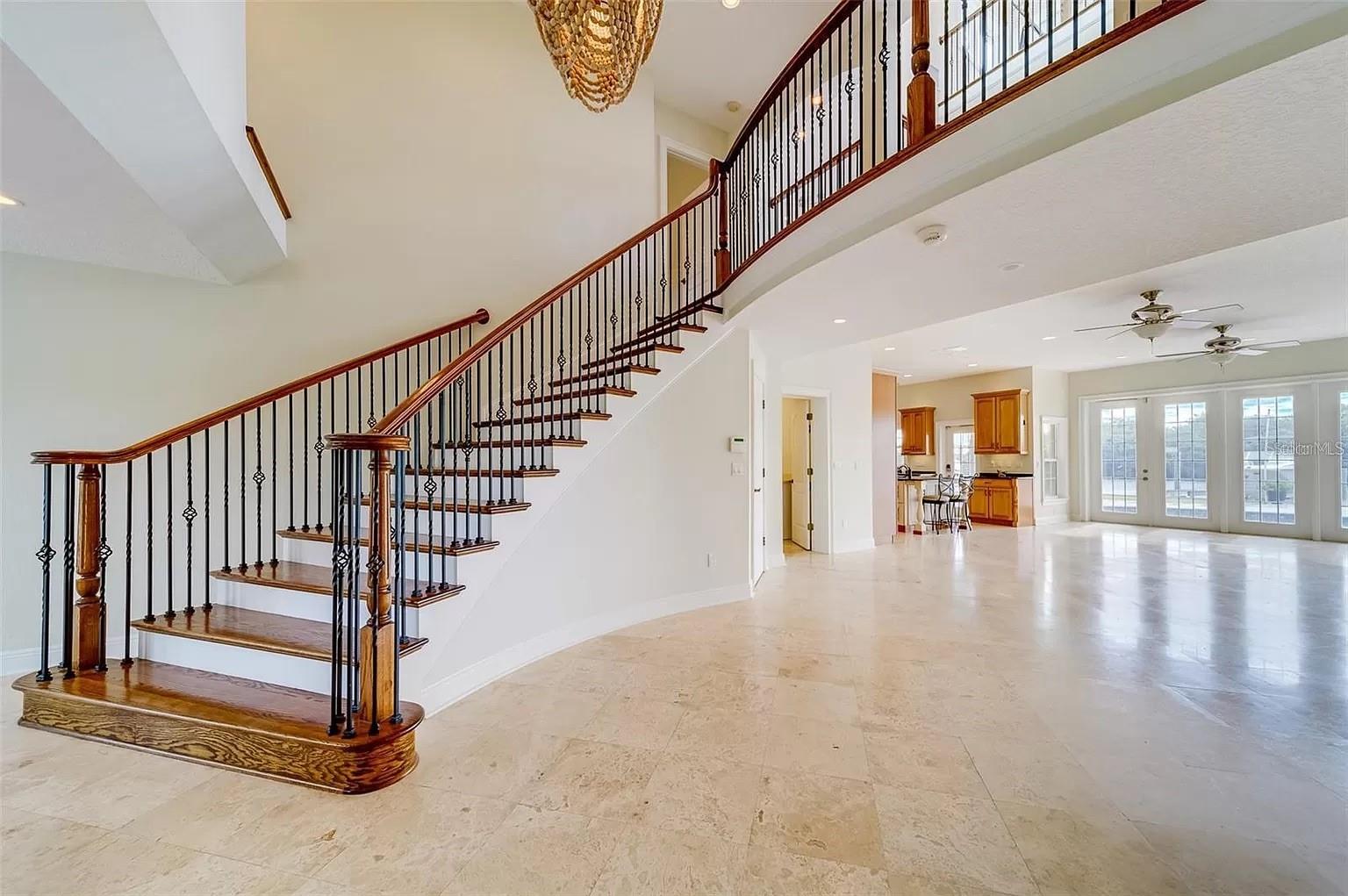 Listing photo id 4 for 803 Harbor Drive