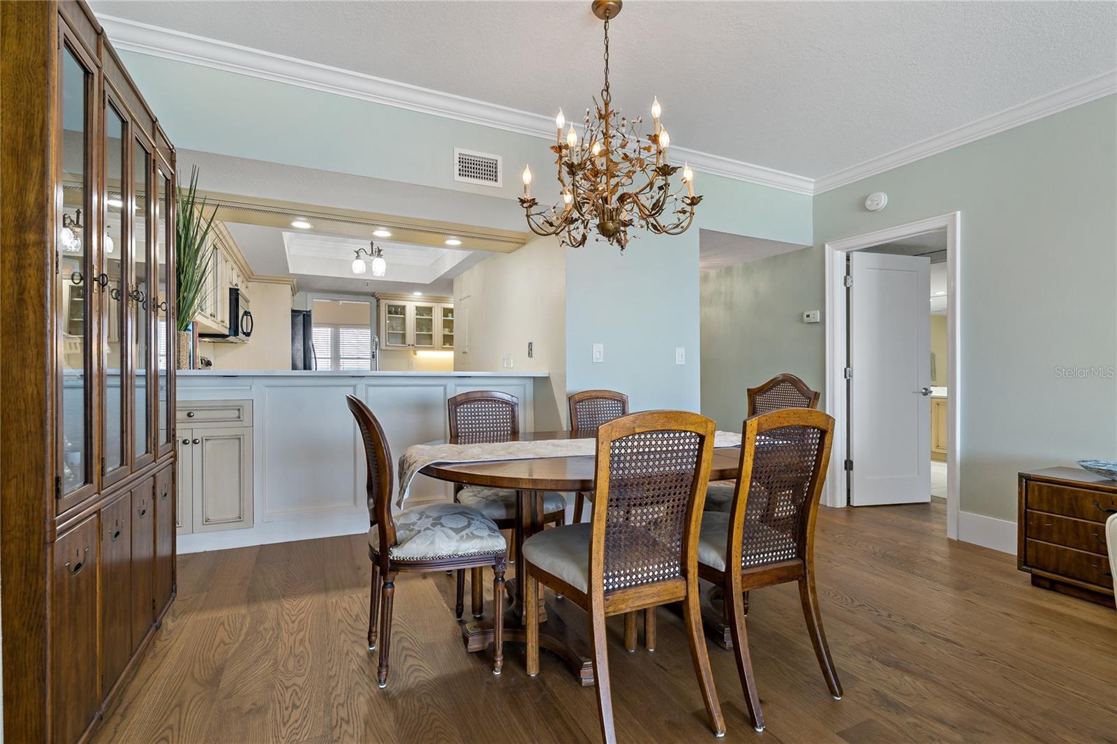 Listing photo id 10 for 1586 Gulf Boulevard 2502