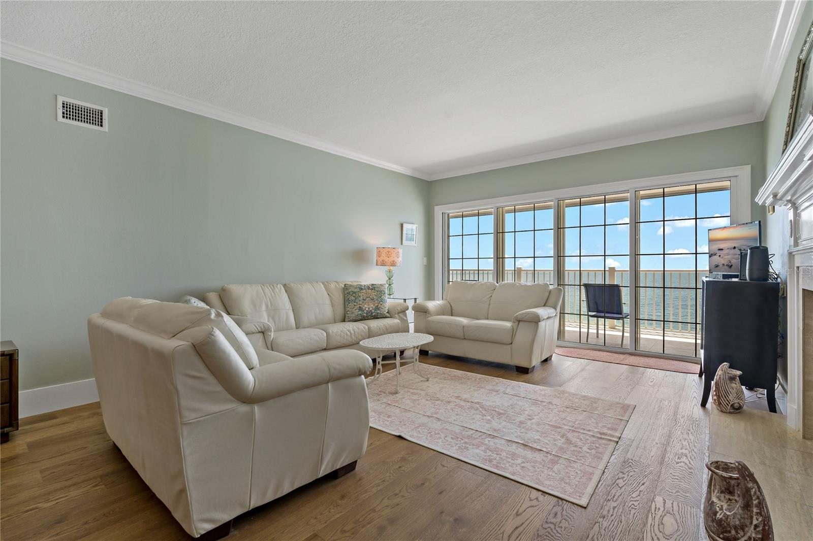 Listing photo id 11 for 1586 Gulf Boulevard 2502