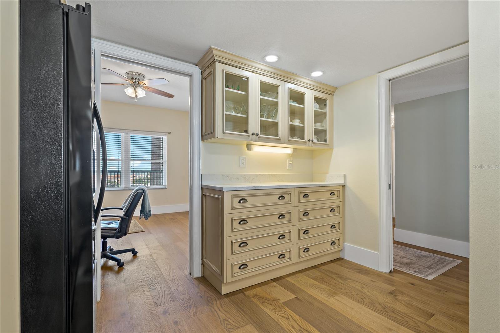 Listing photo id 7 for 1586 Gulf Boulevard 2502