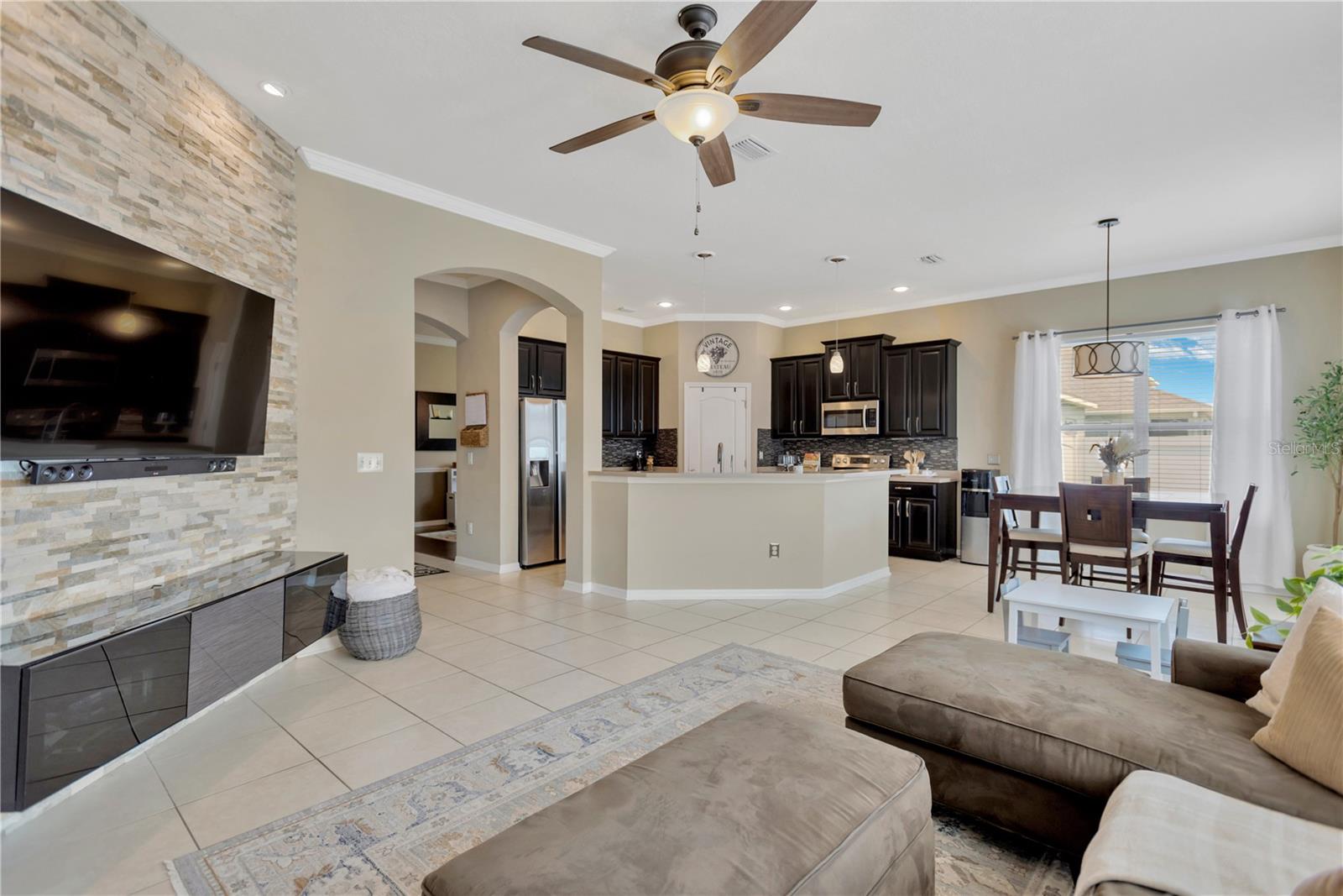Listing photo id 18 for 7822 Atwood Drive
