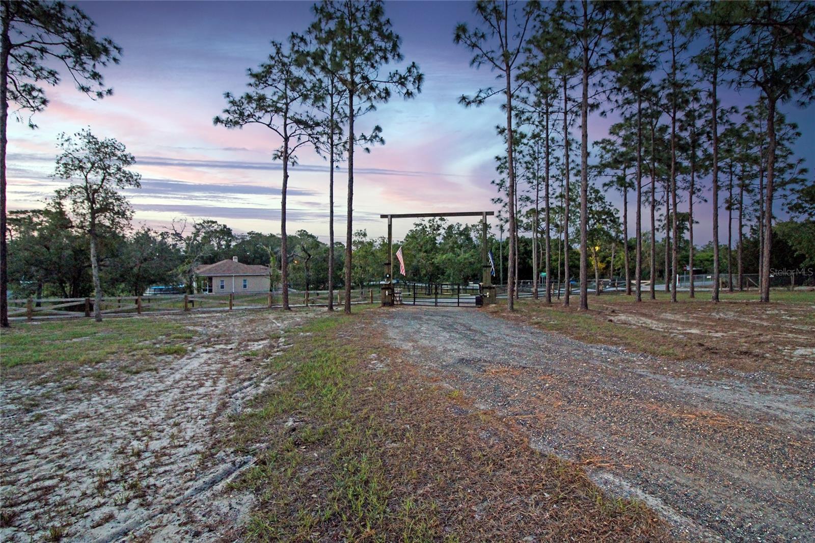 Listing photo id 41 for 13268 Harrison Street