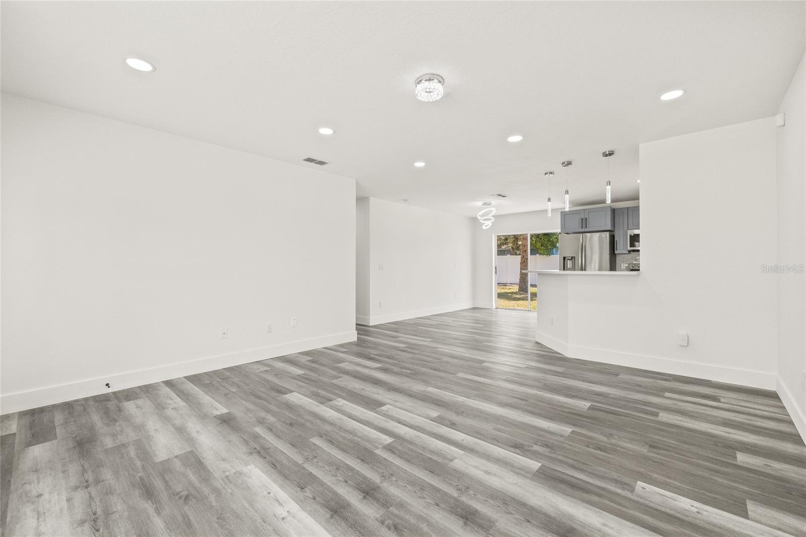 Image 3 of 33 For 1128 Eau Claire Circle