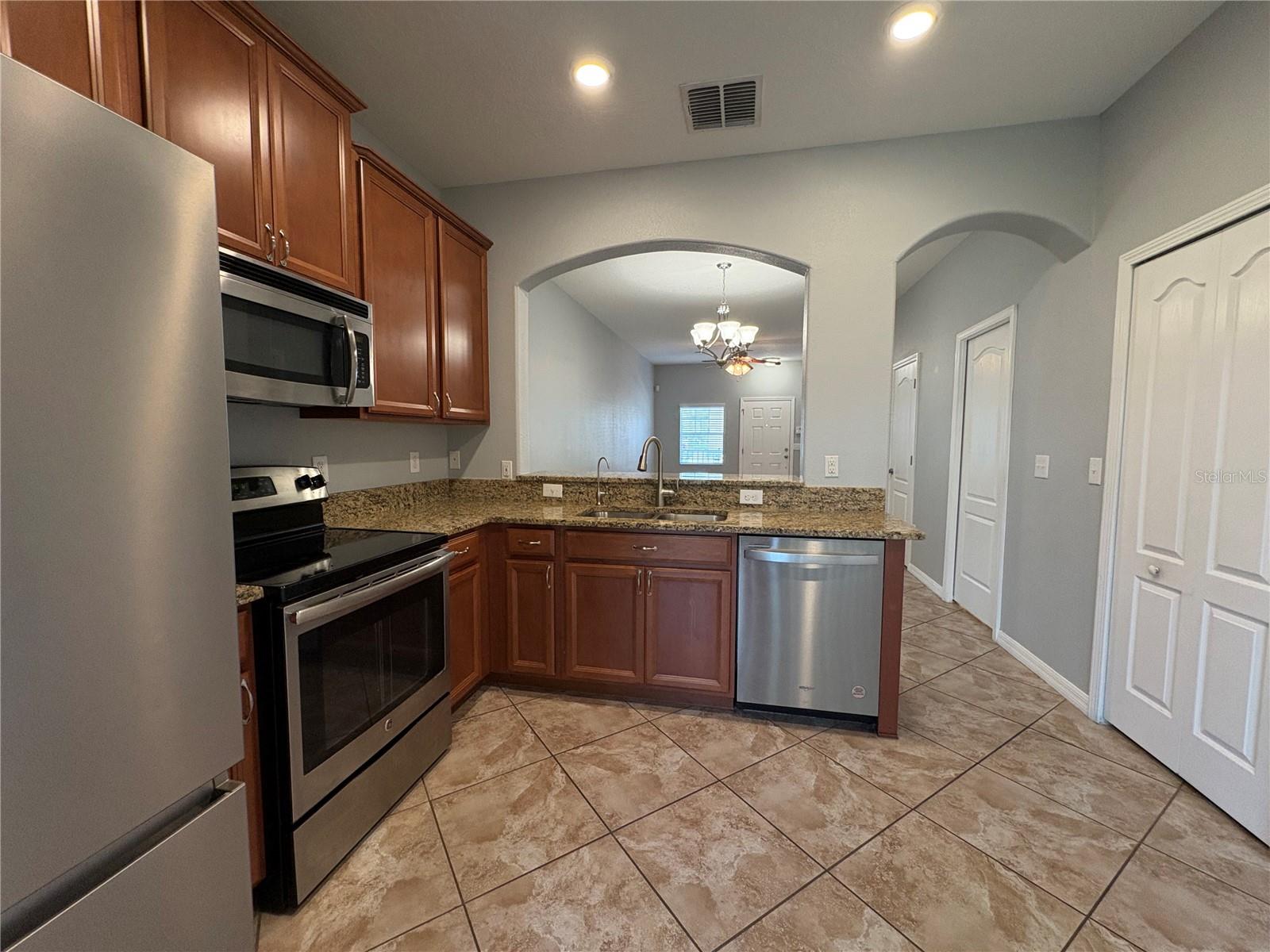 Image 5 of 12 For 2427 Willimette Drive