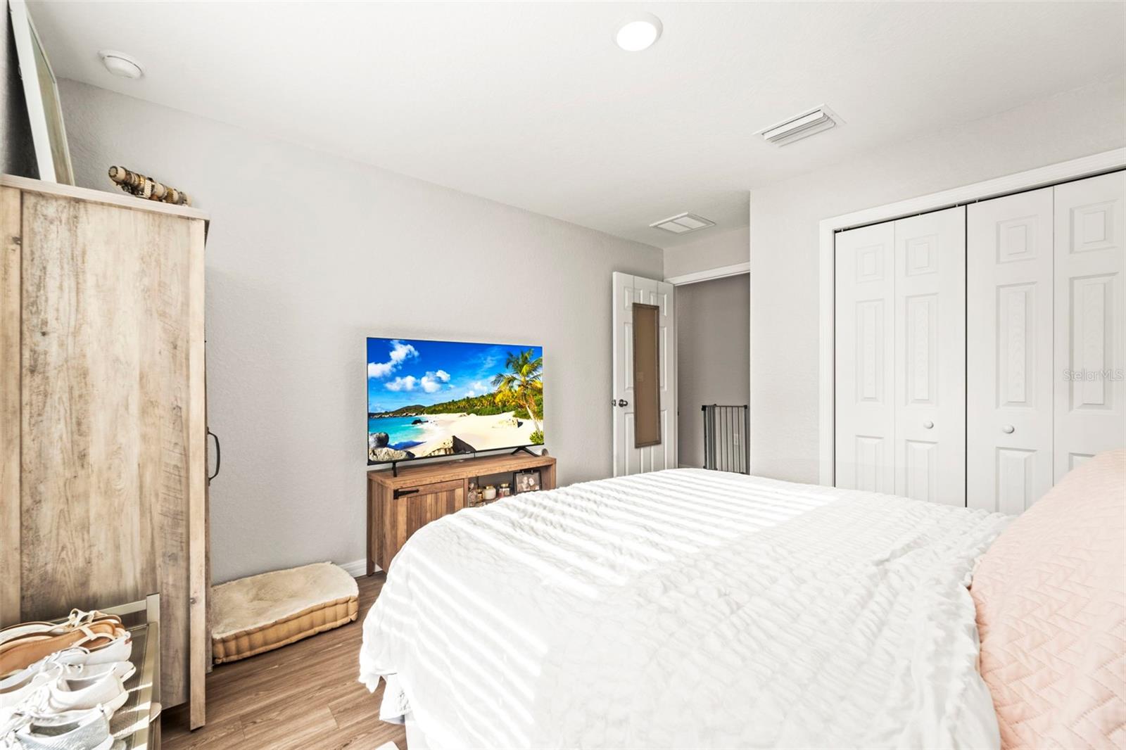 Listing photo id 8 for 8009 Primrose Drive