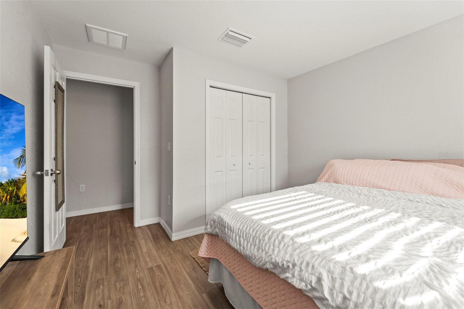 Listing photo id 9 for 8009 Primrose Drive