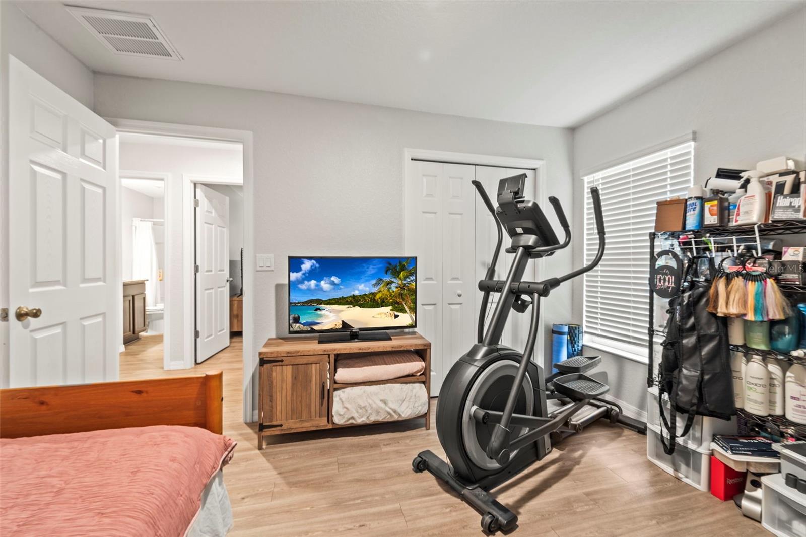 Listing photo id 10 for 8009 Primrose Drive