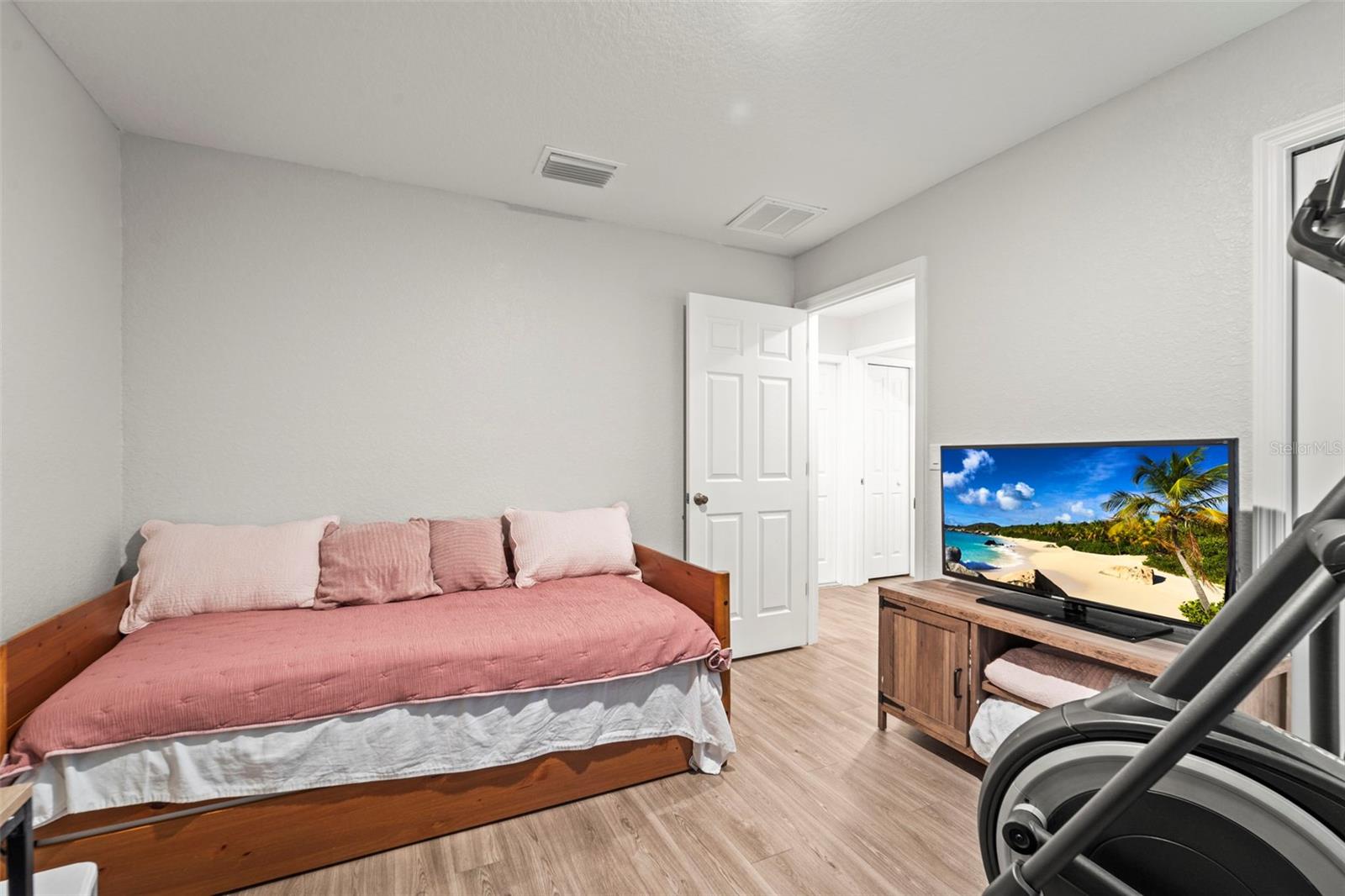 Listing photo id 11 for 8009 Primrose Drive