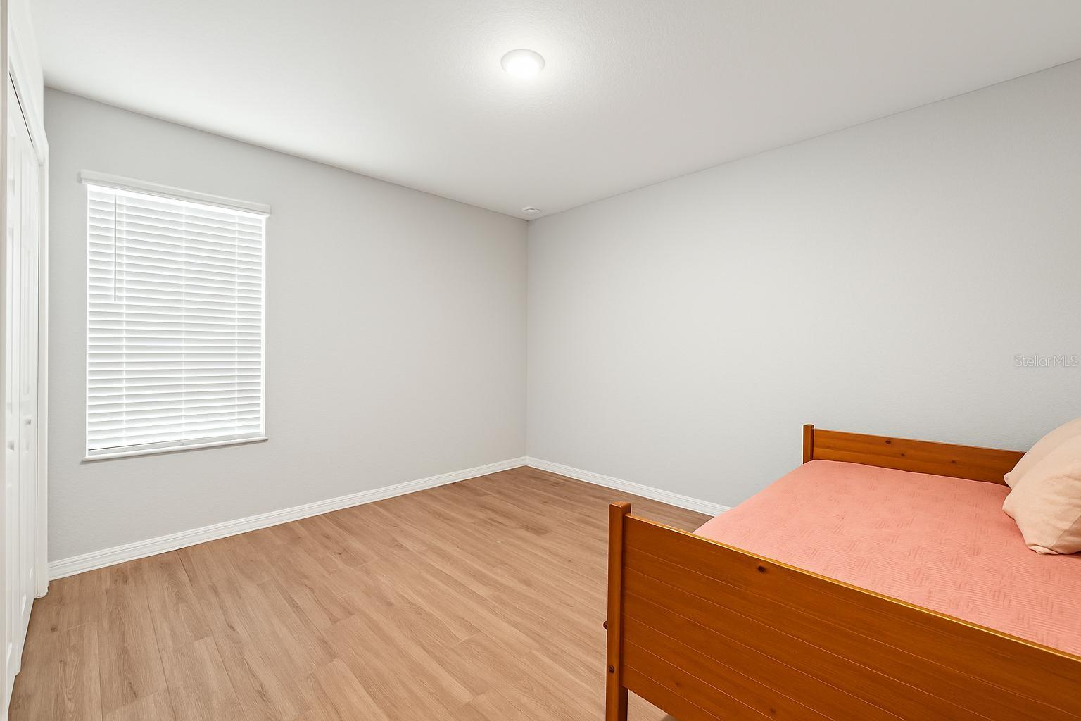 Listing photo id 12 for 8009 Primrose Drive