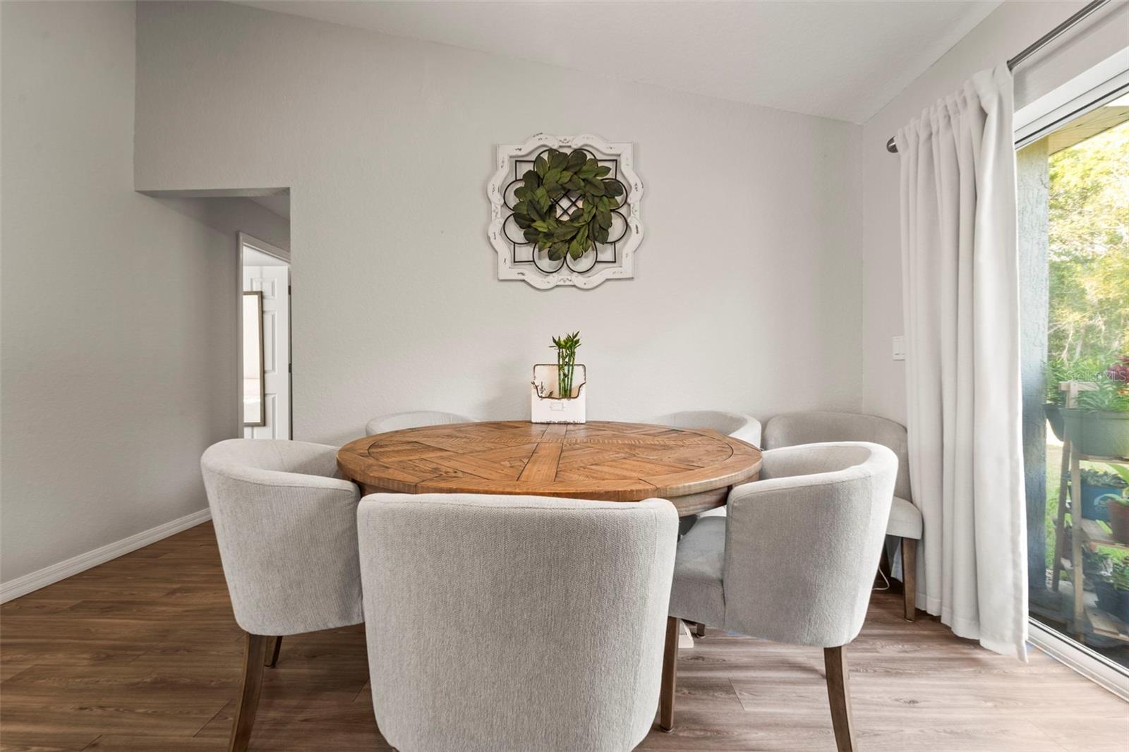 Listing photo id 15 for 8009 Primrose Drive