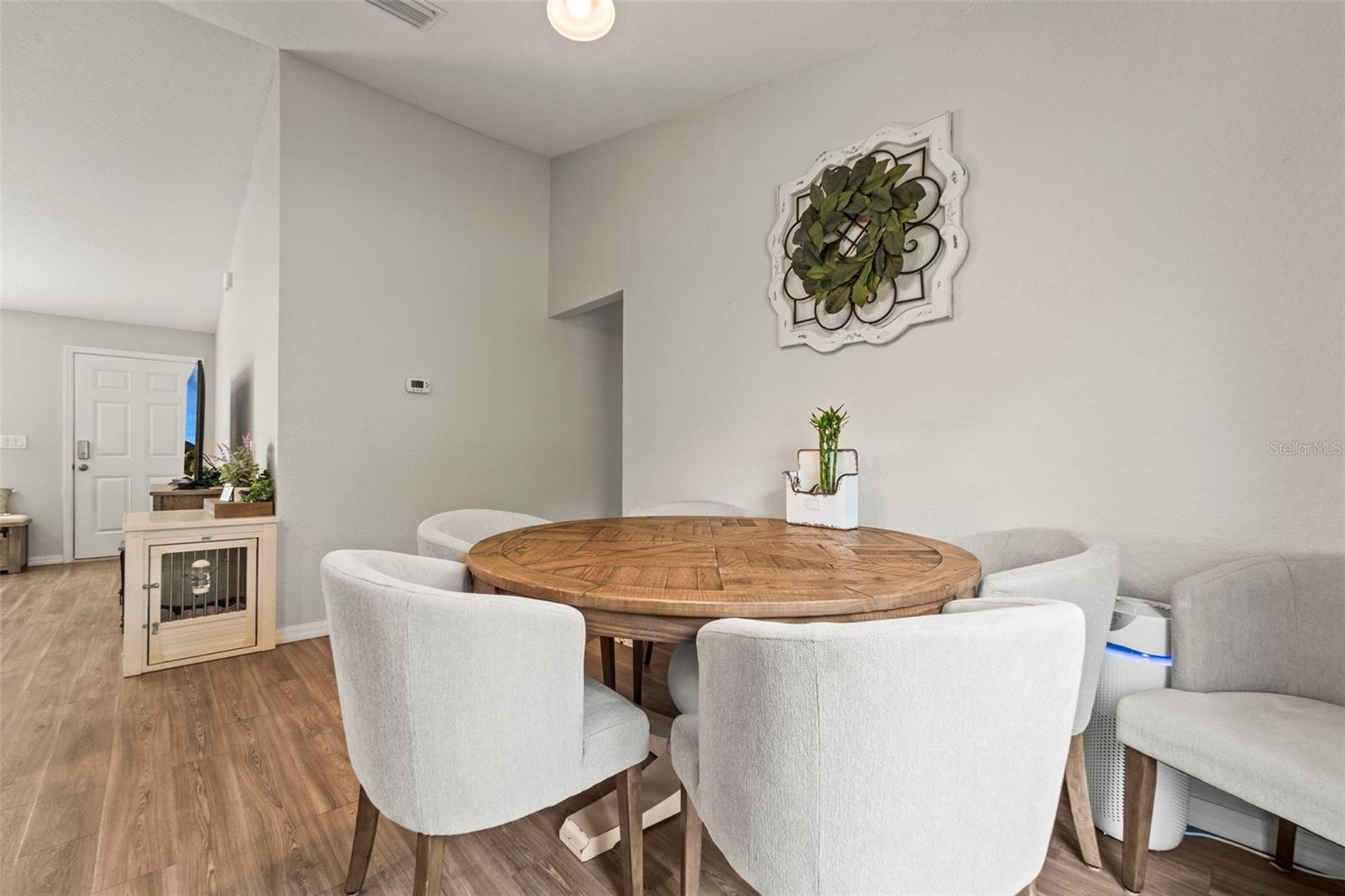 Listing photo id 16 for 8009 Primrose Drive