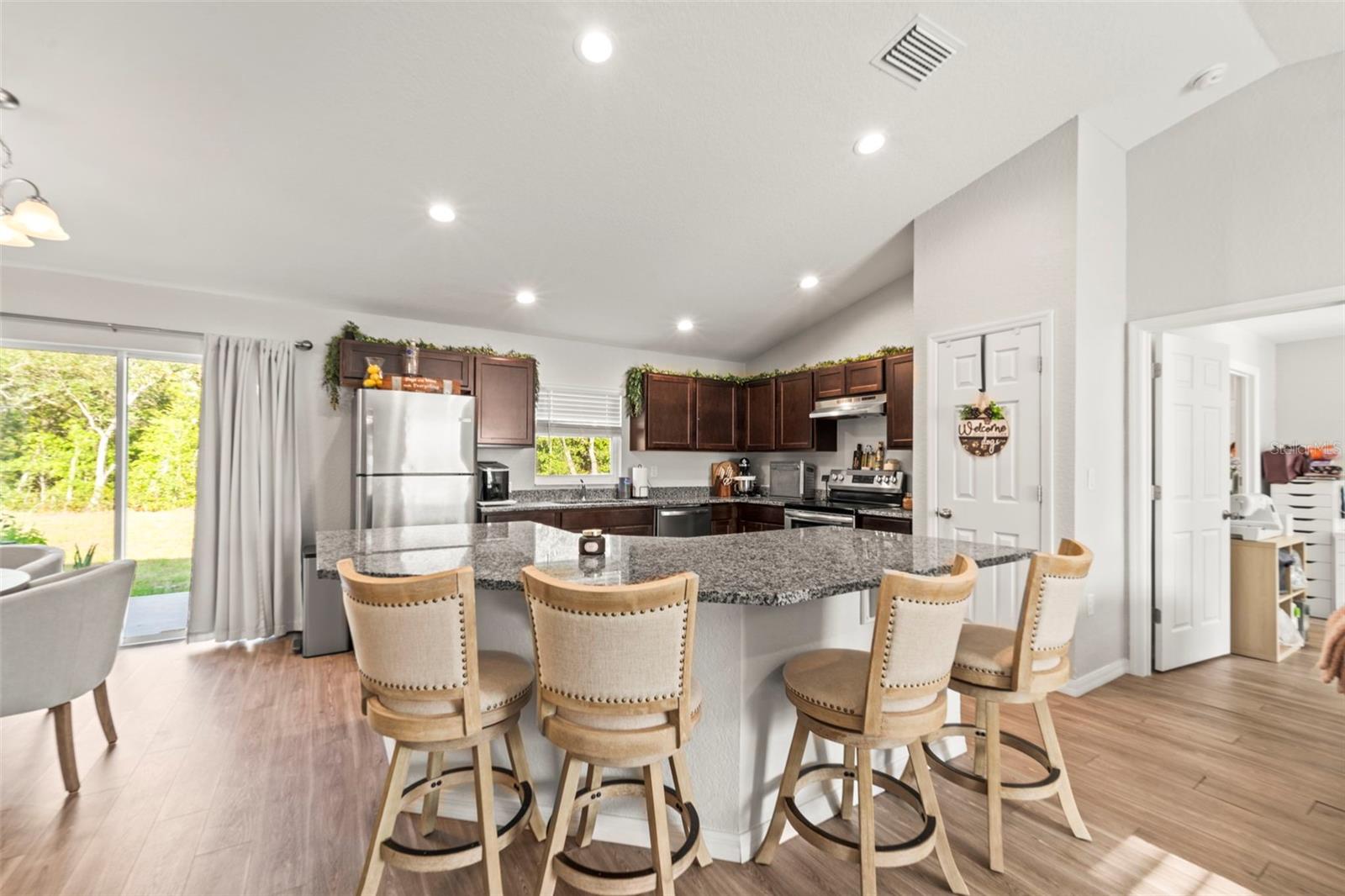 Listing photo id 20 for 8009 Primrose Drive