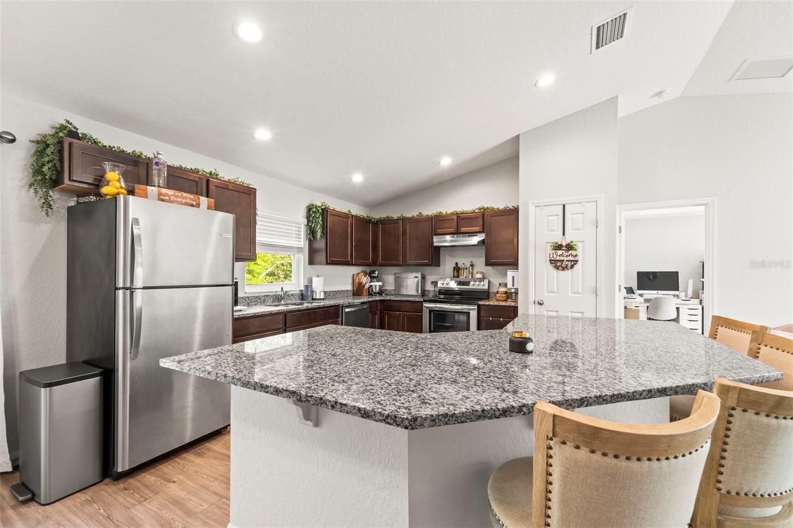 Listing photo id 21 for 8009 Primrose Drive