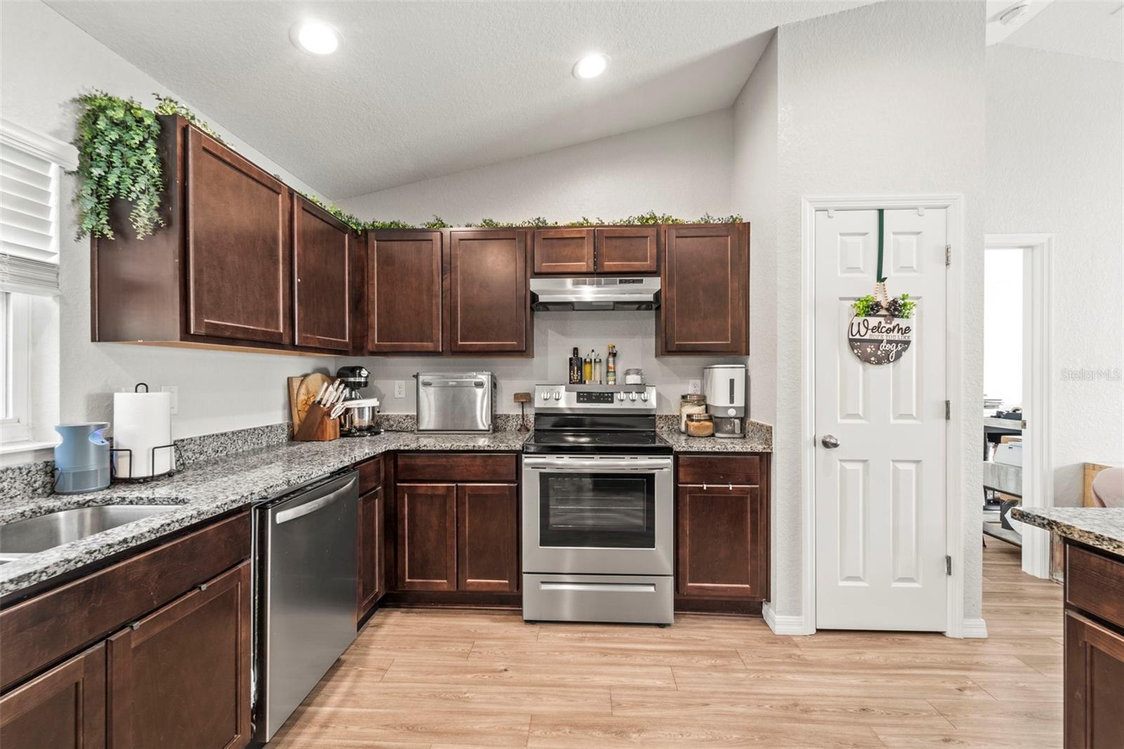 Listing photo id 22 for 8009 Primrose Drive