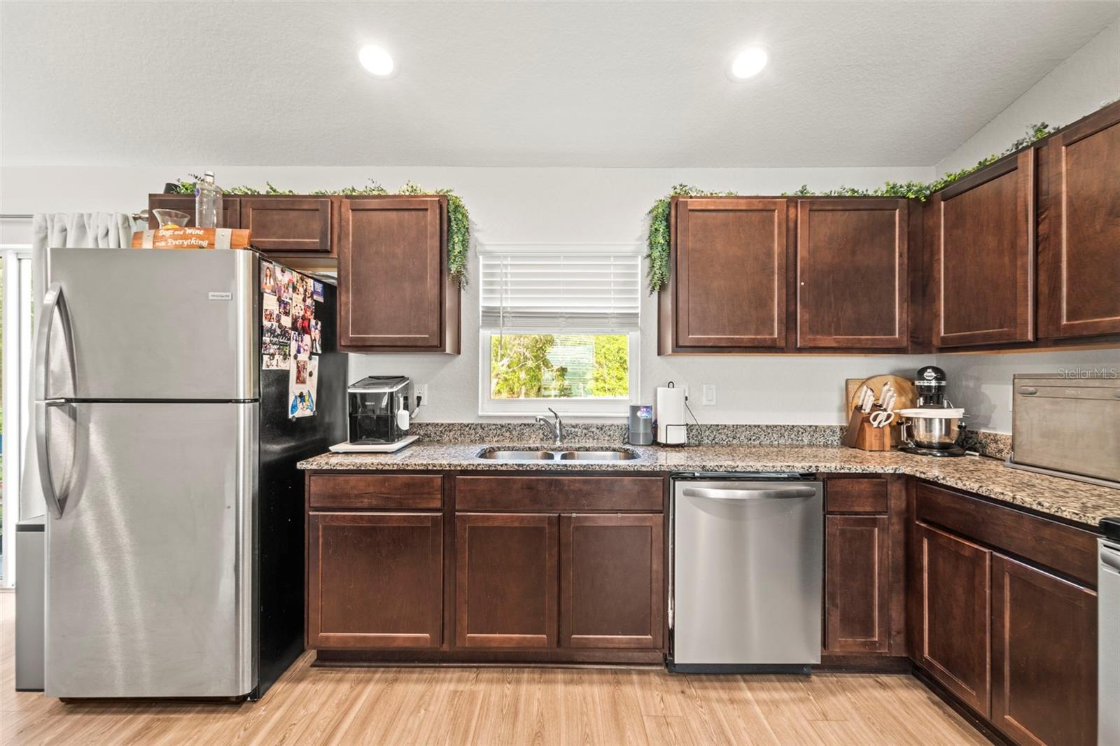 Listing photo id 23 for 8009 Primrose Drive