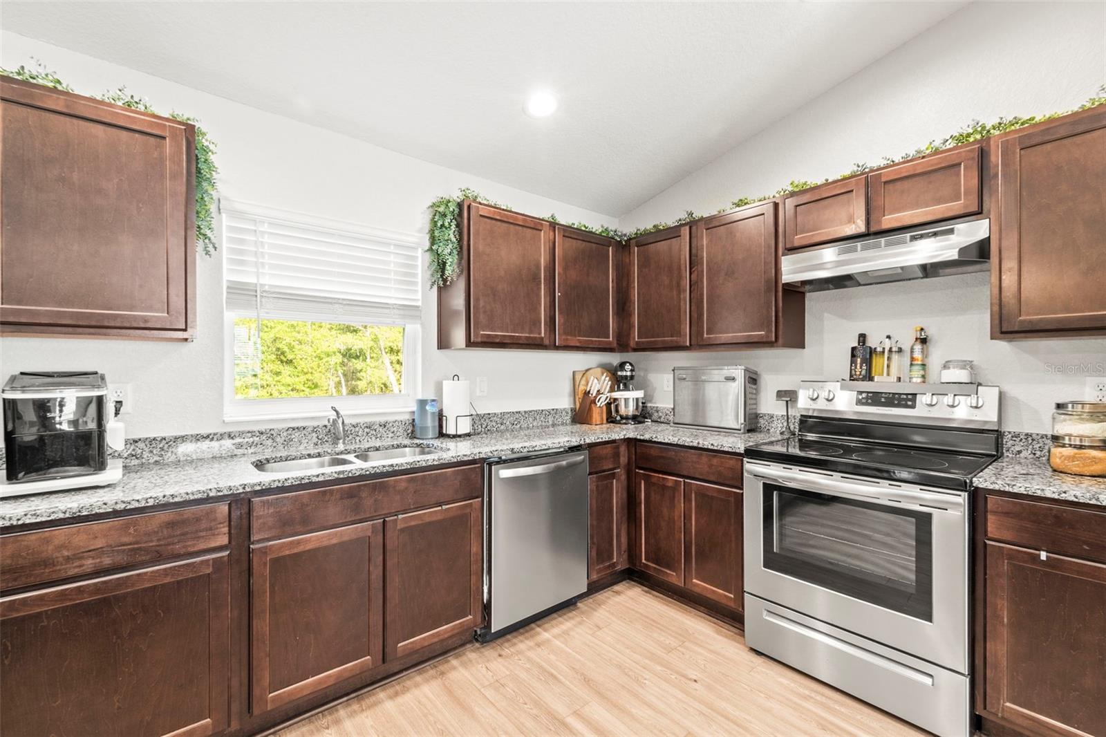 Listing photo id 24 for 8009 Primrose Drive