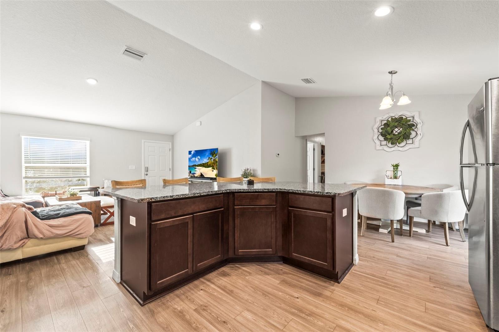 Listing photo id 25 for 8009 Primrose Drive