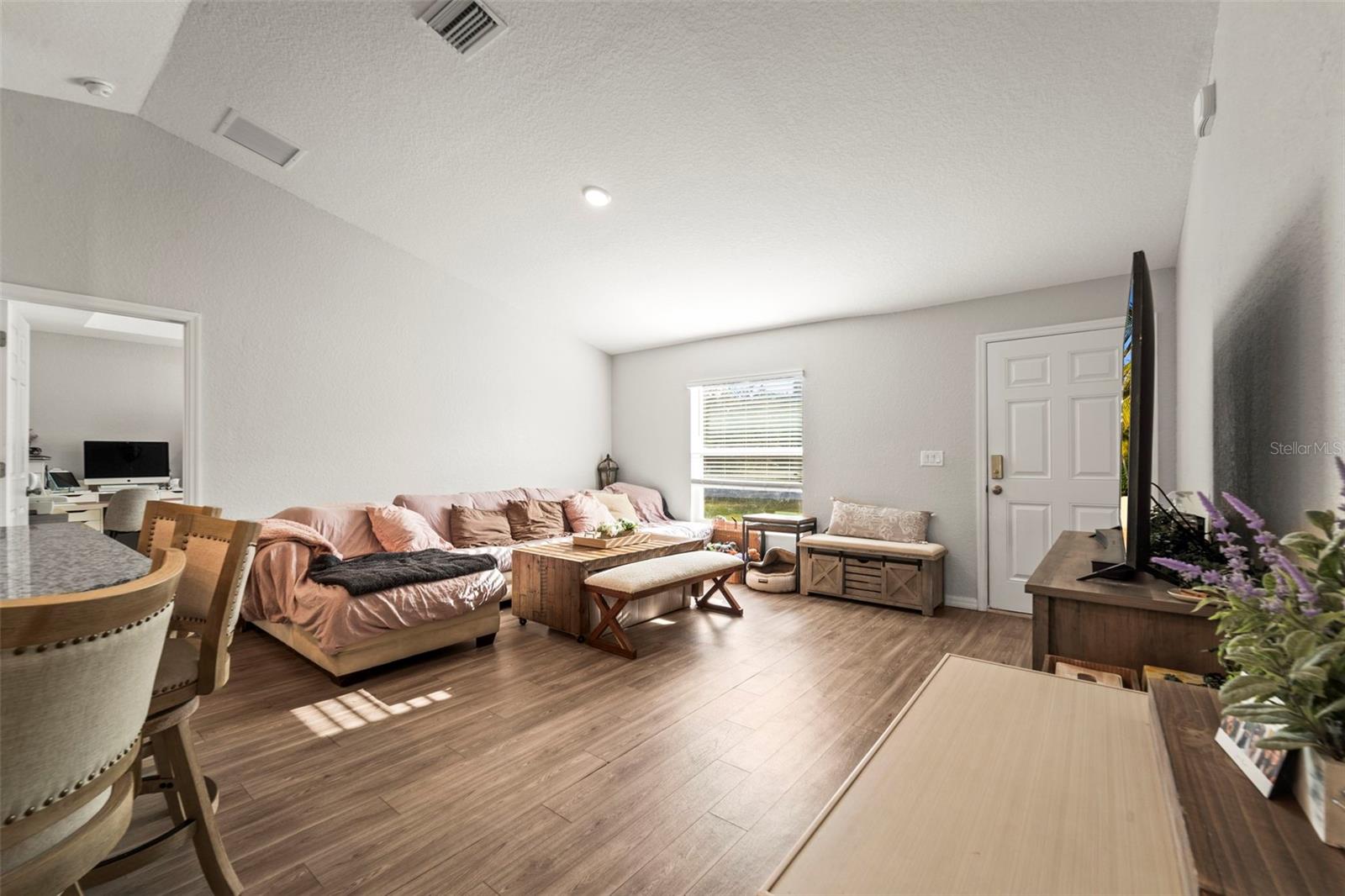 Listing photo id 26 for 8009 Primrose Drive
