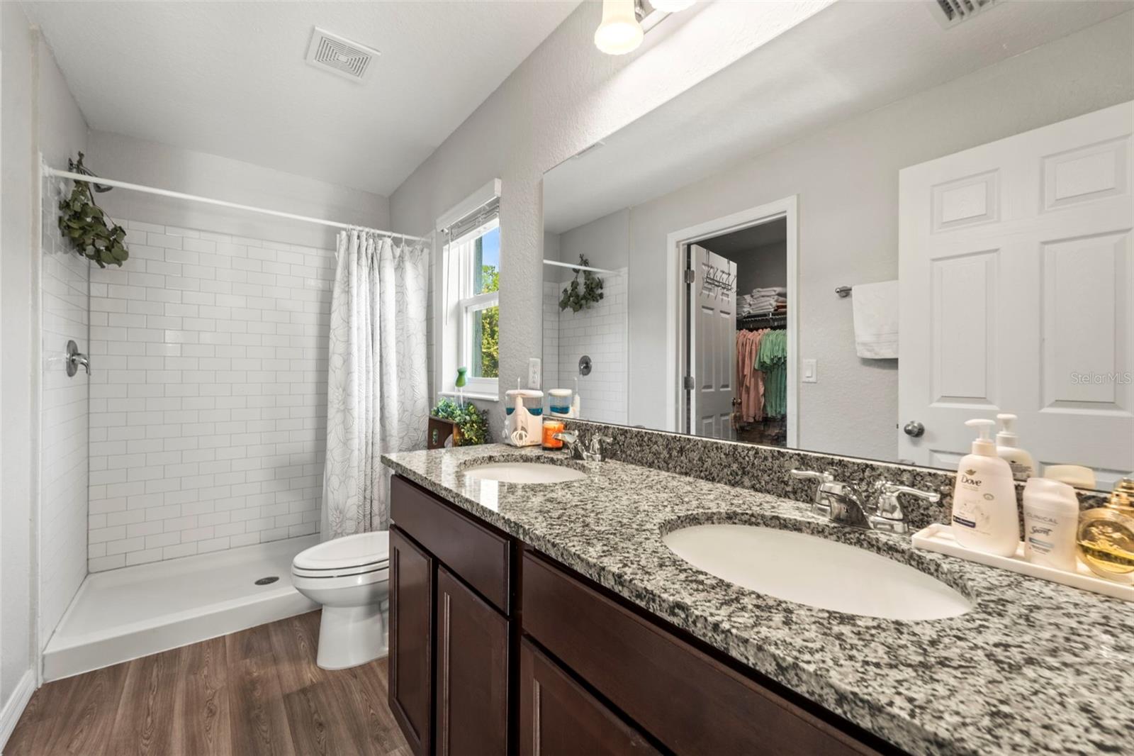 Listing photo id 1 for 8009 Primrose Drive