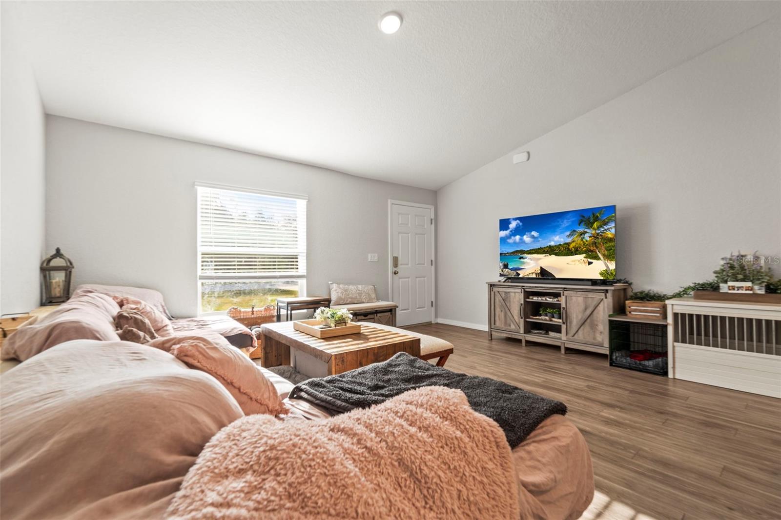 Listing photo id 28 for 8009 Primrose Drive