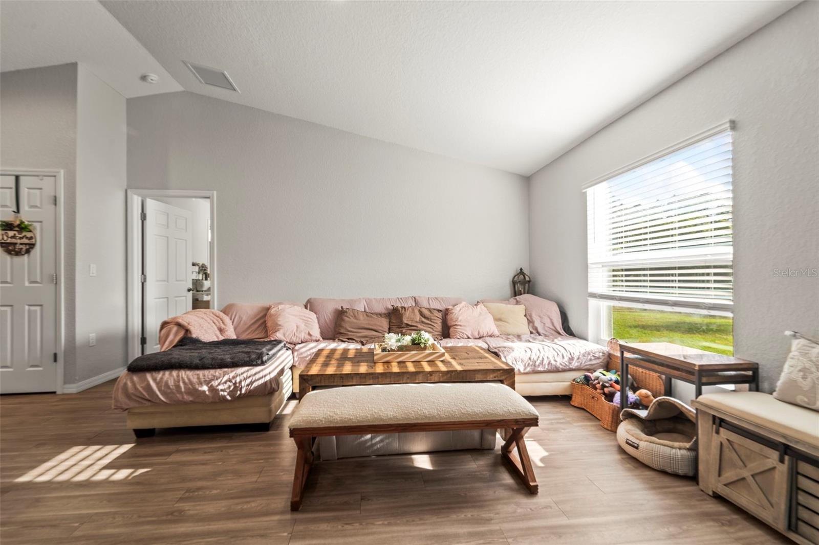 Listing photo id 29 for 8009 Primrose Drive