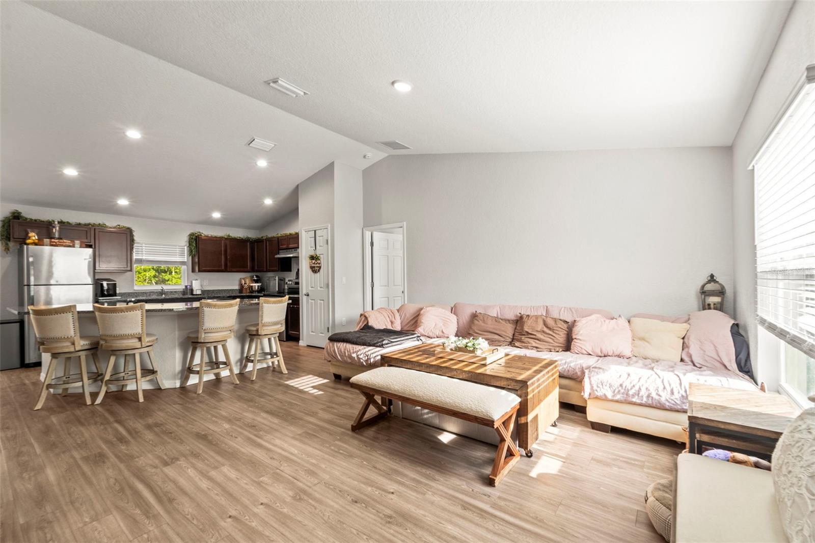Listing photo id 30 for 8009 Primrose Drive
