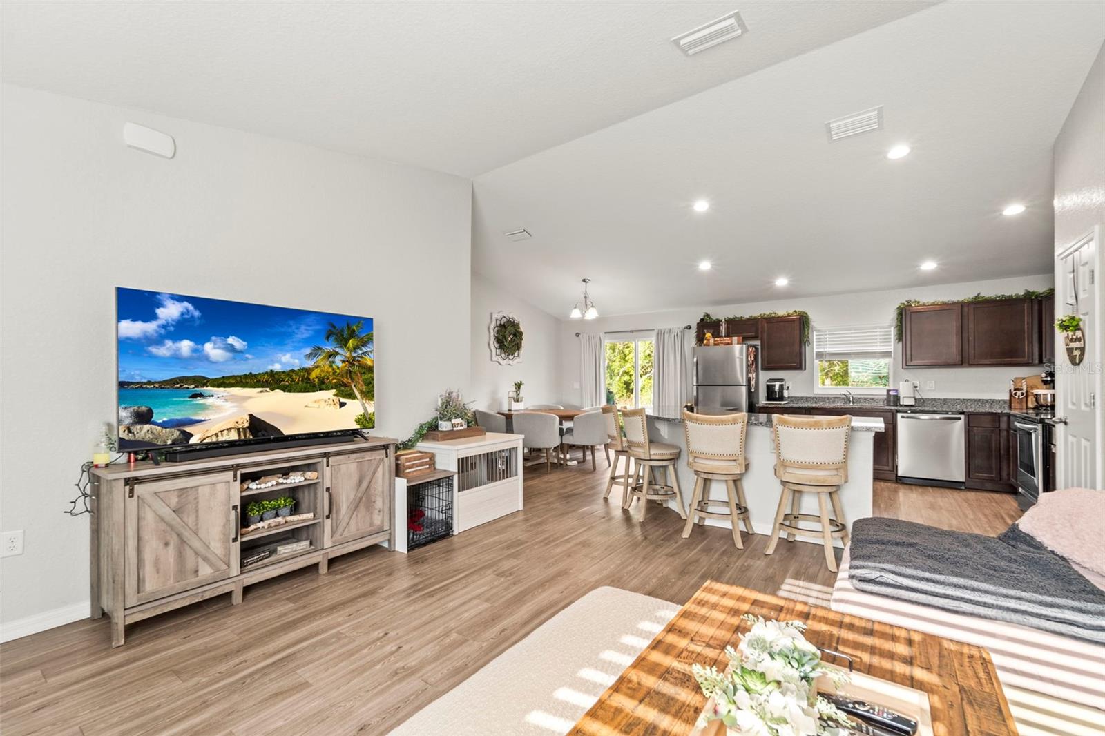 Listing photo id 31 for 8009 Primrose Drive