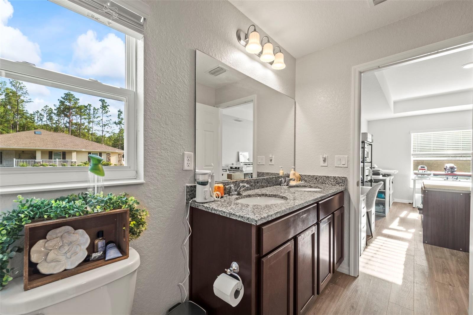 Listing photo id 2 for 8009 Primrose Drive