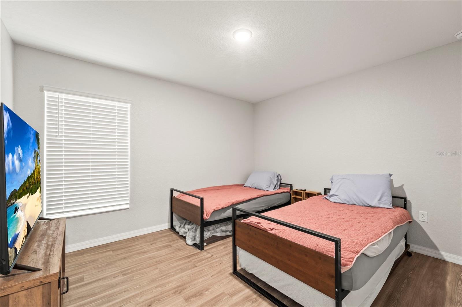 Listing photo id 3 for 8009 Primrose Drive