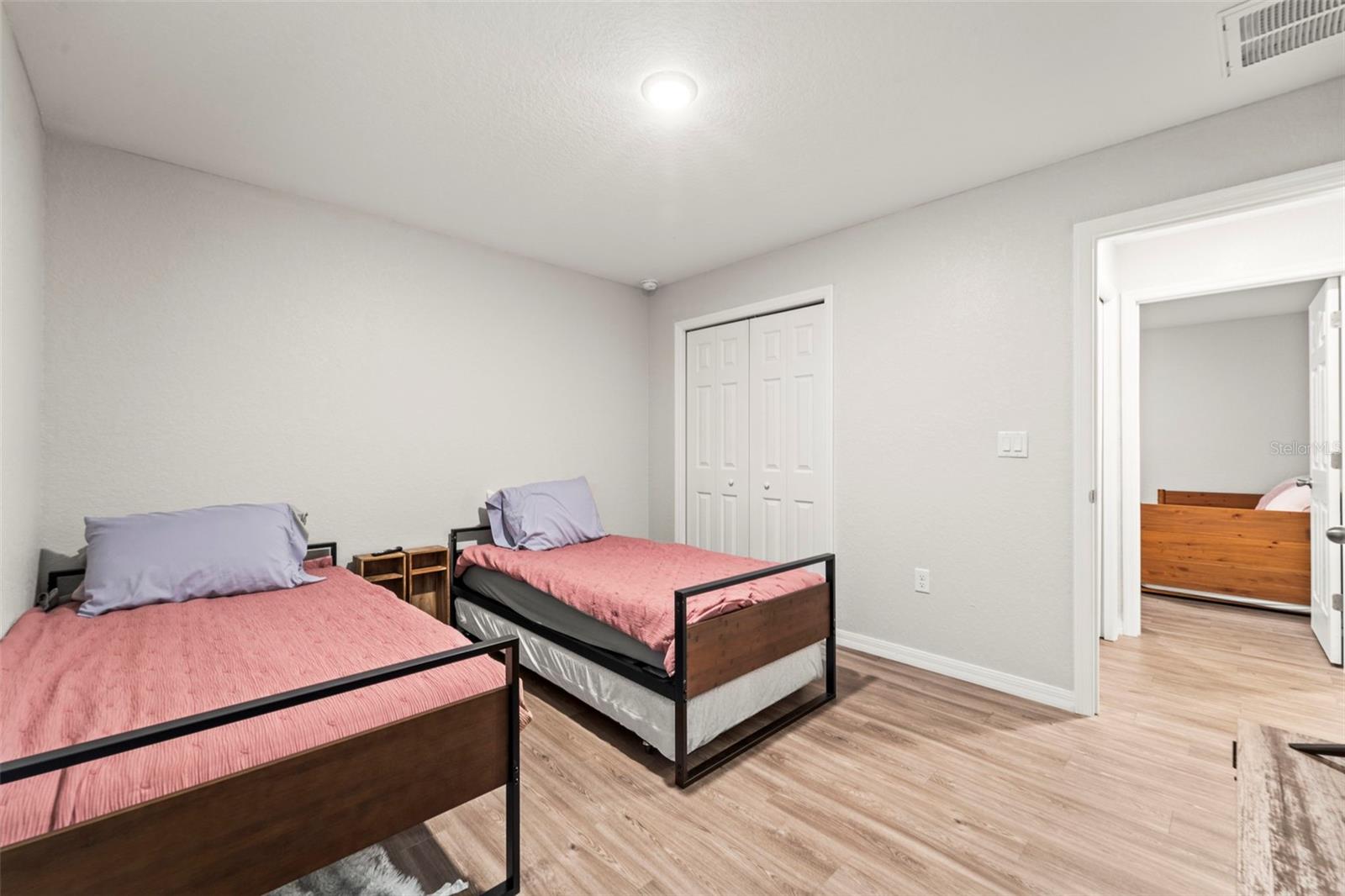 Listing photo id 4 for 8009 Primrose Drive