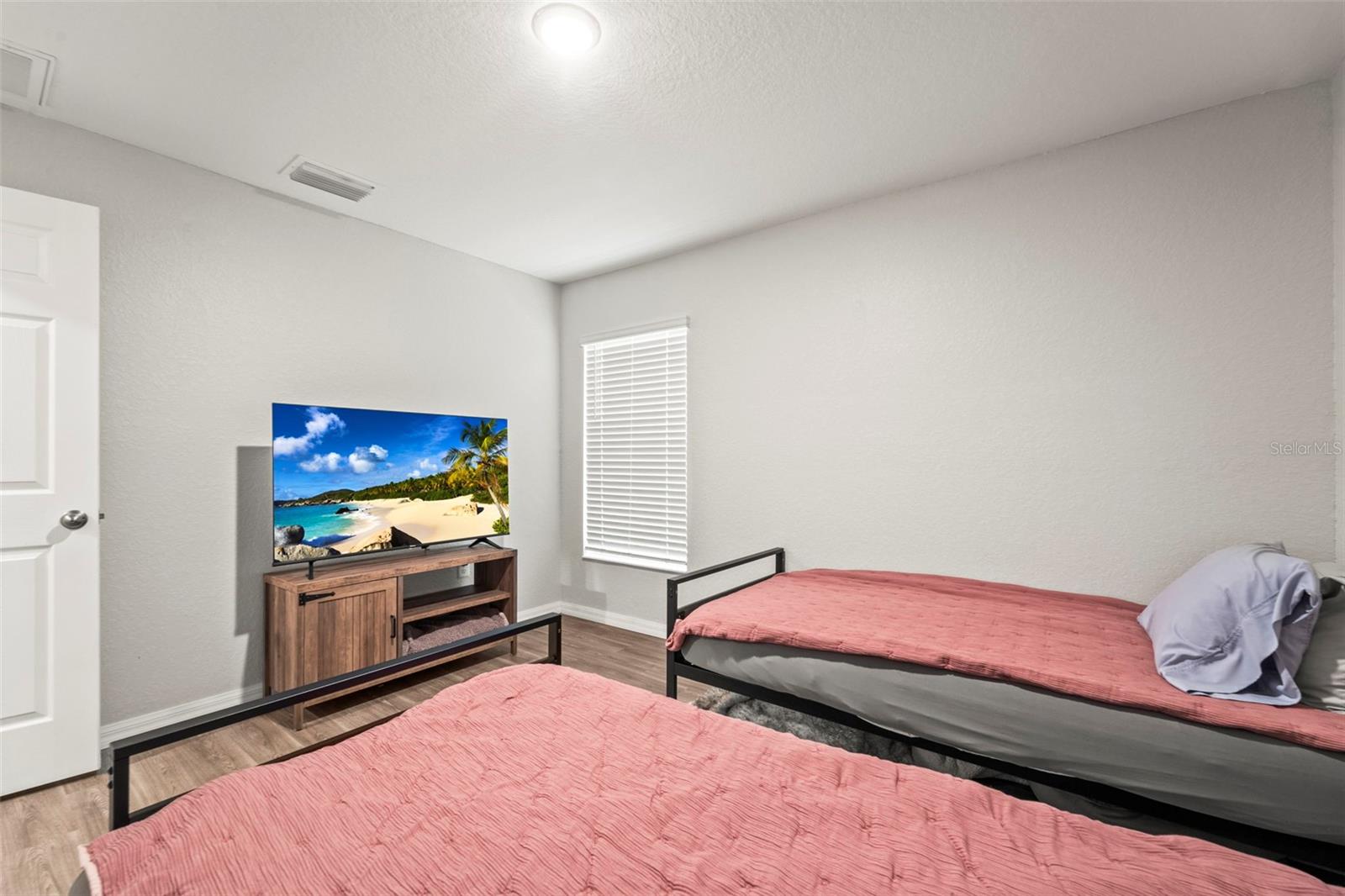 Listing photo id 5 for 8009 Primrose Drive