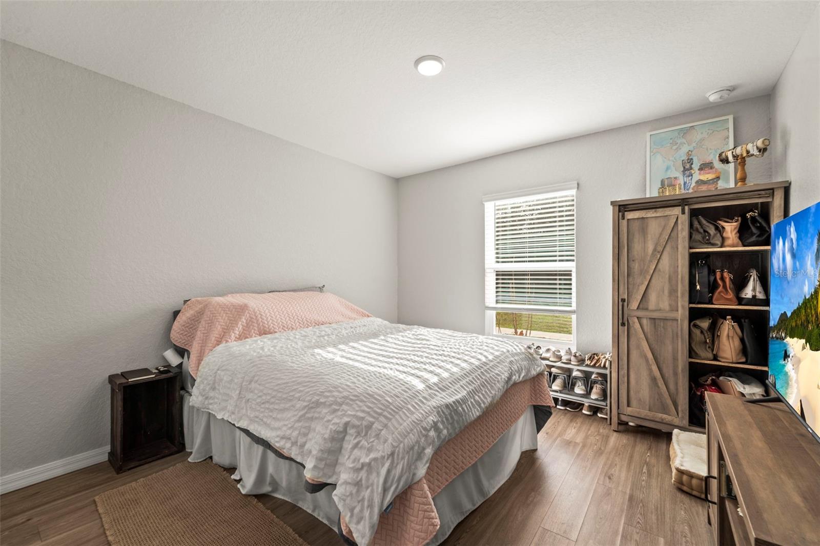 Listing photo id 6 for 8009 Primrose Drive