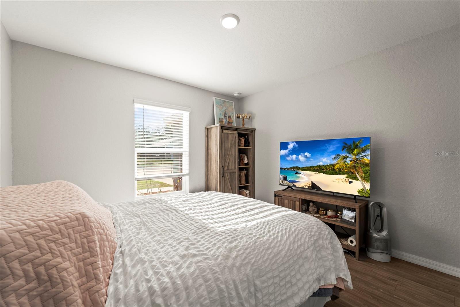 Listing photo id 7 for 8009 Primrose Drive