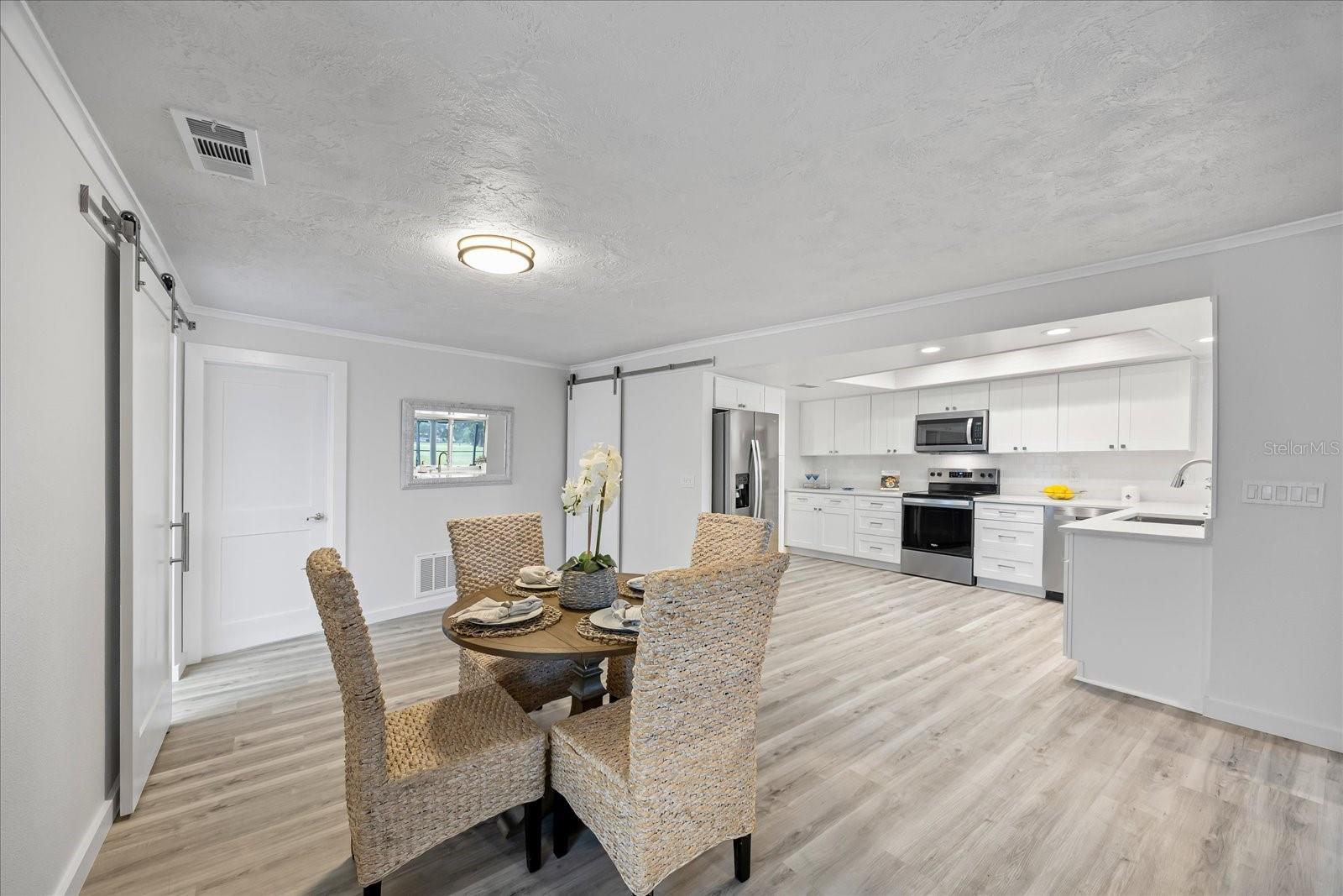 Listing photo id 10 for 2900 Sandpiper Place
