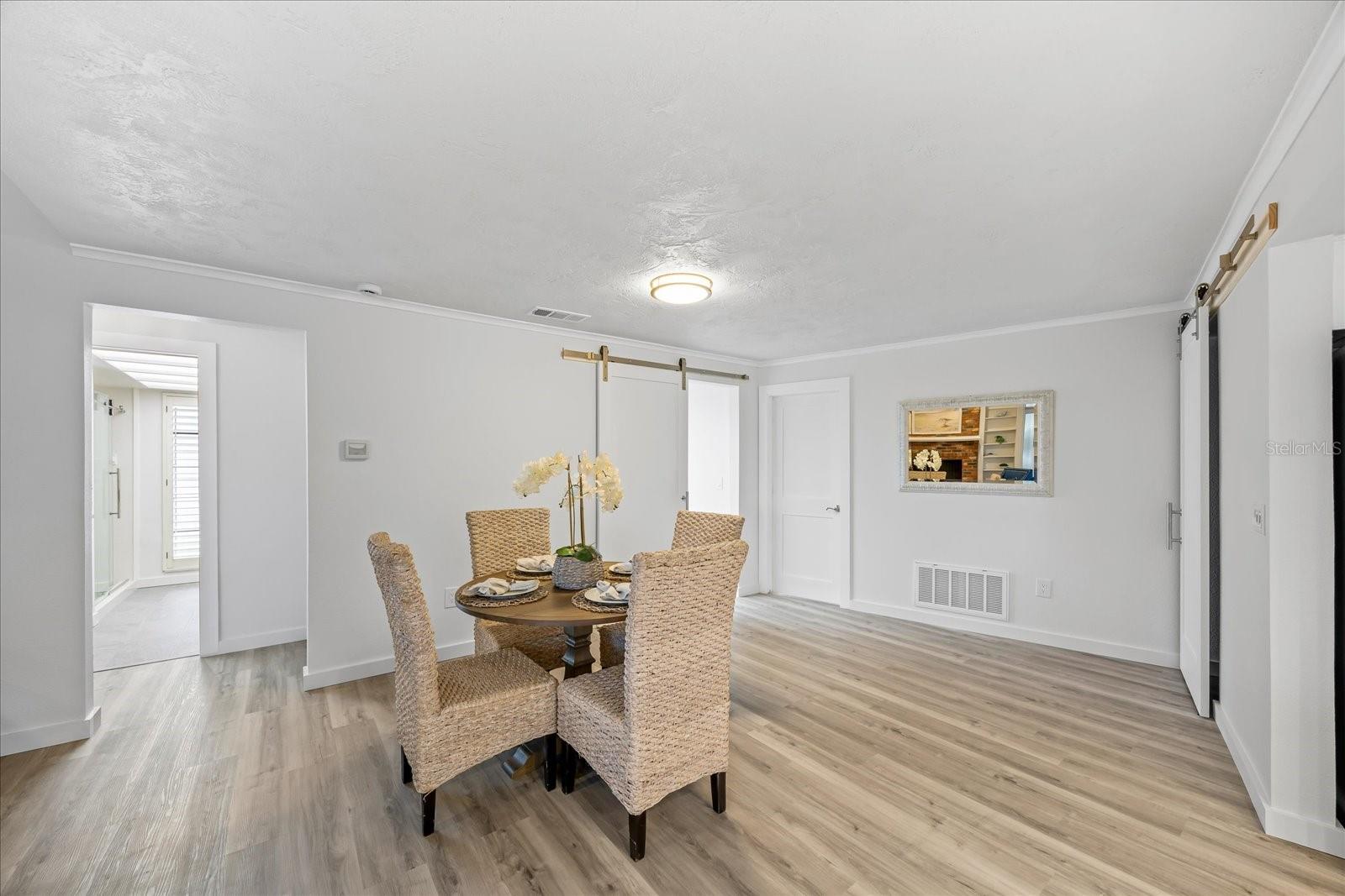 Listing photo id 11 for 2900 Sandpiper Place