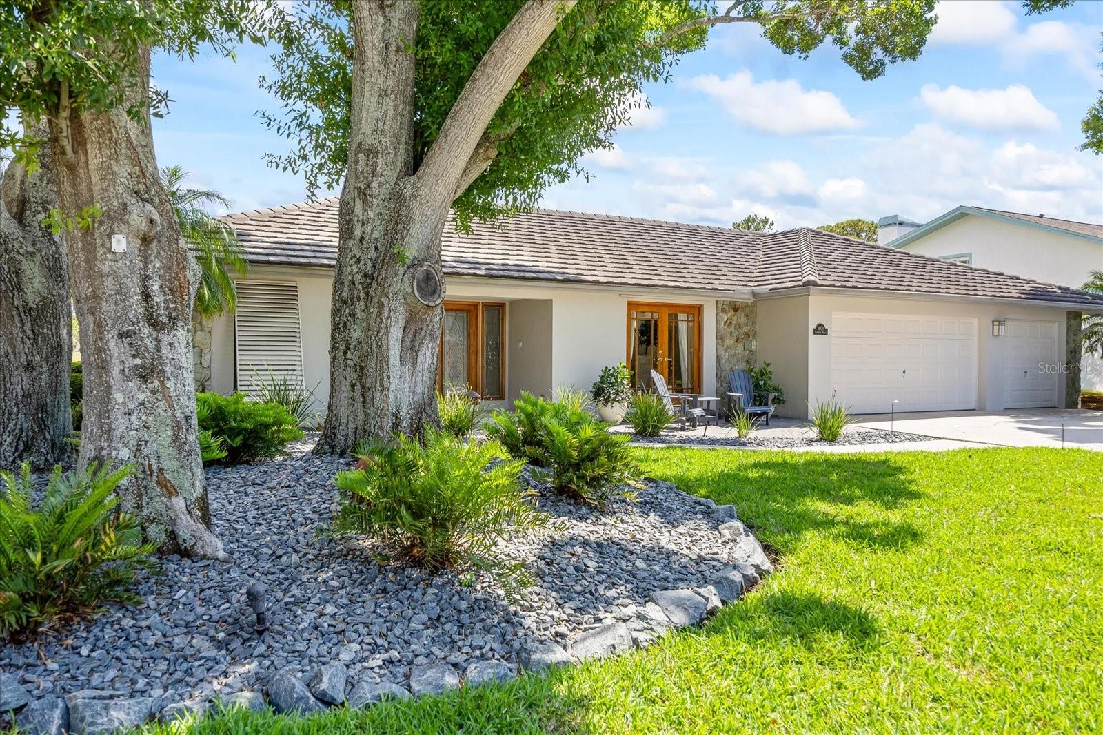 Listing photo id 0 for 2900 Sandpiper Place