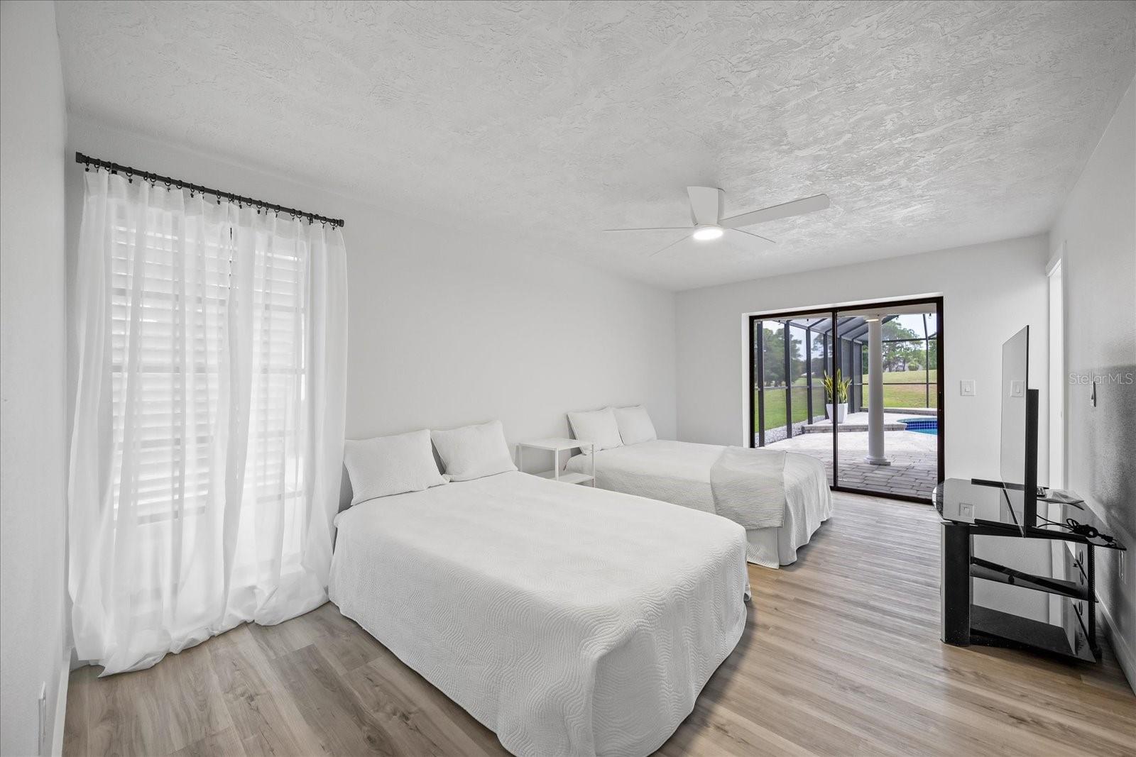 Listing photo id 25 for 2900 Sandpiper Place