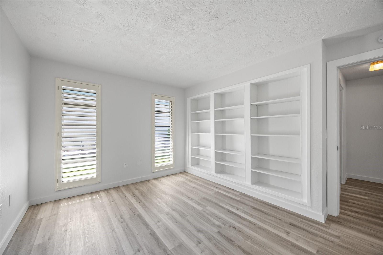 Listing photo id 27 for 2900 Sandpiper Place