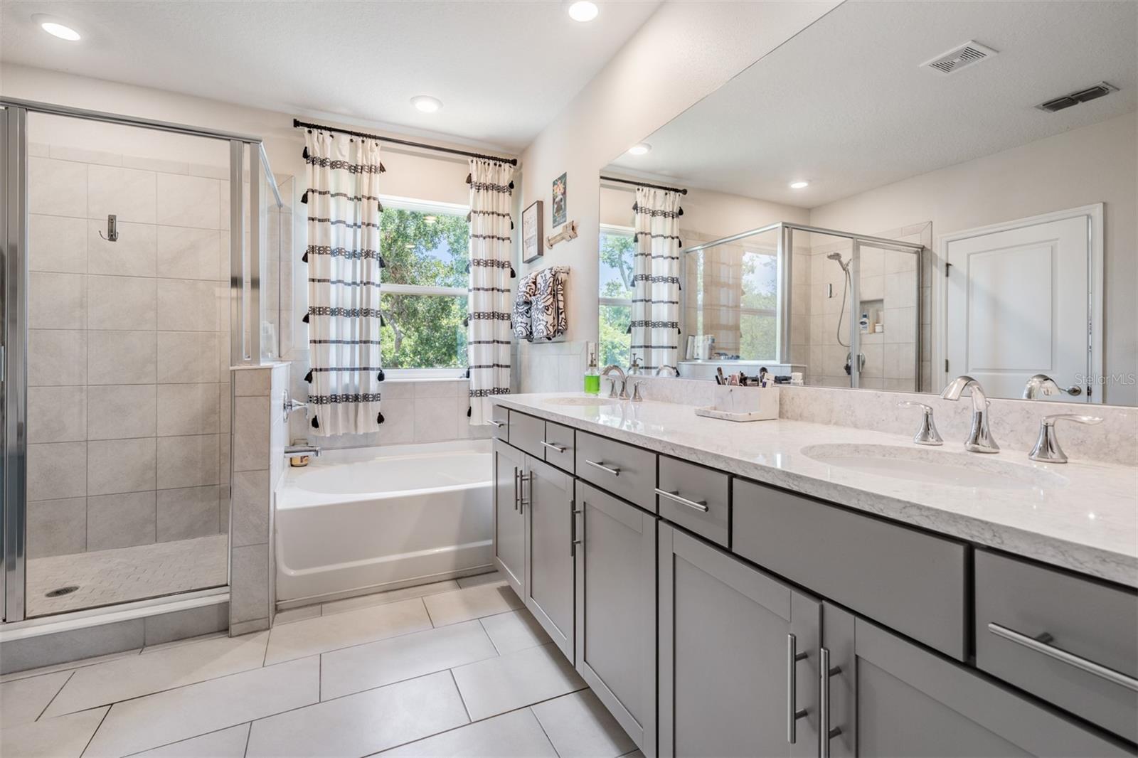 Listing photo id 18 for 8208 Praise Drive