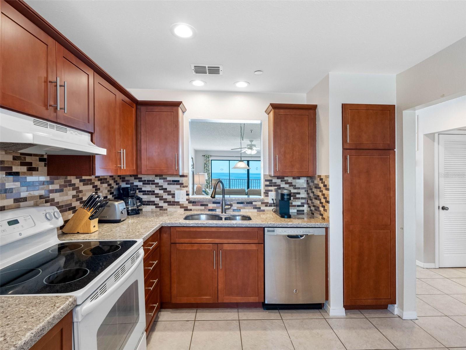 Listing photo id 14 for 13500 Gulf Boulevard 506
