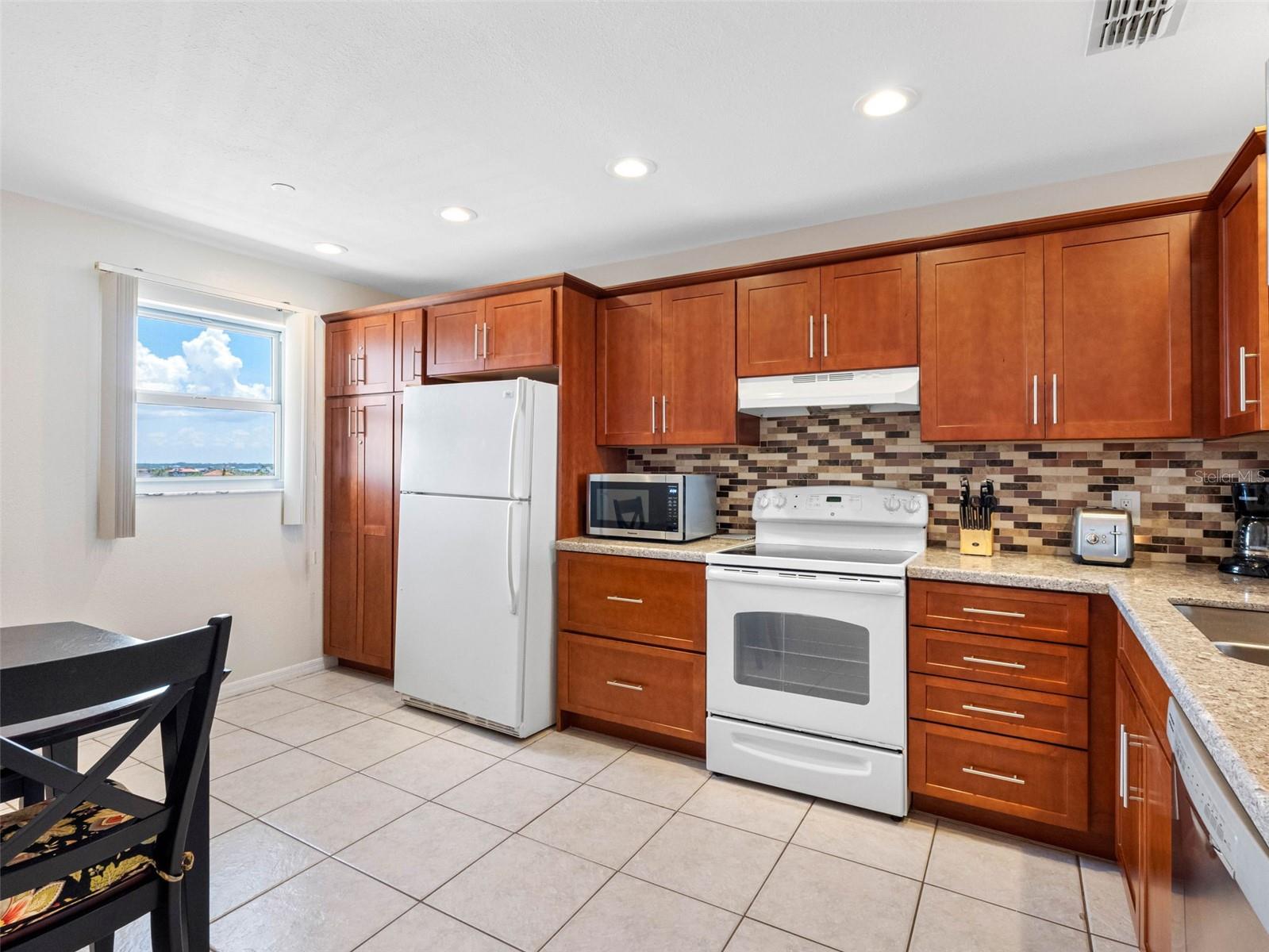 Listing photo id 15 for 13500 Gulf Boulevard 506