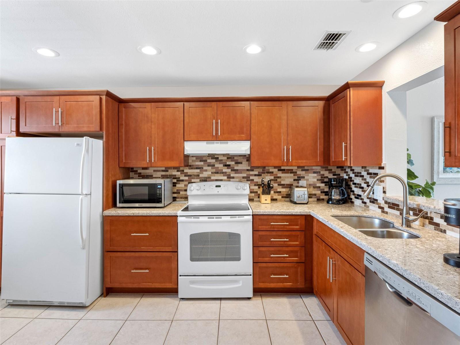 Listing photo id 16 for 13500 Gulf Boulevard 506