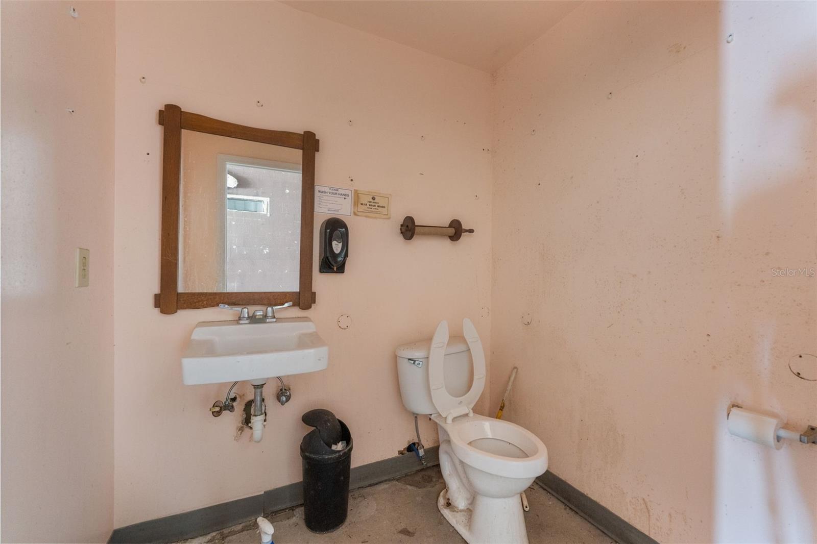 Listing photo id 16 for 4115 Henderson Boulevard