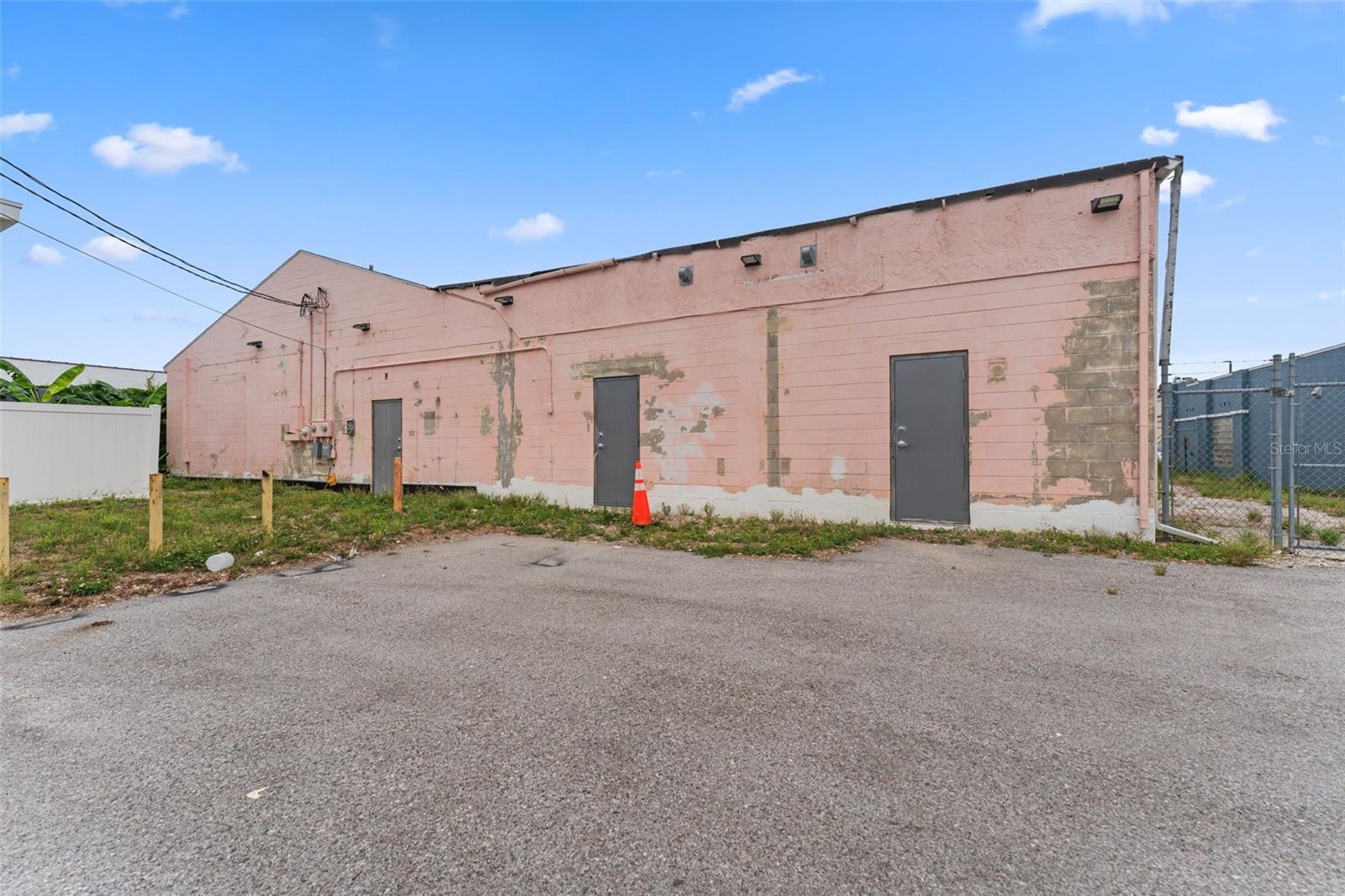 Listing photo id 18 for 4115 Henderson Boulevard