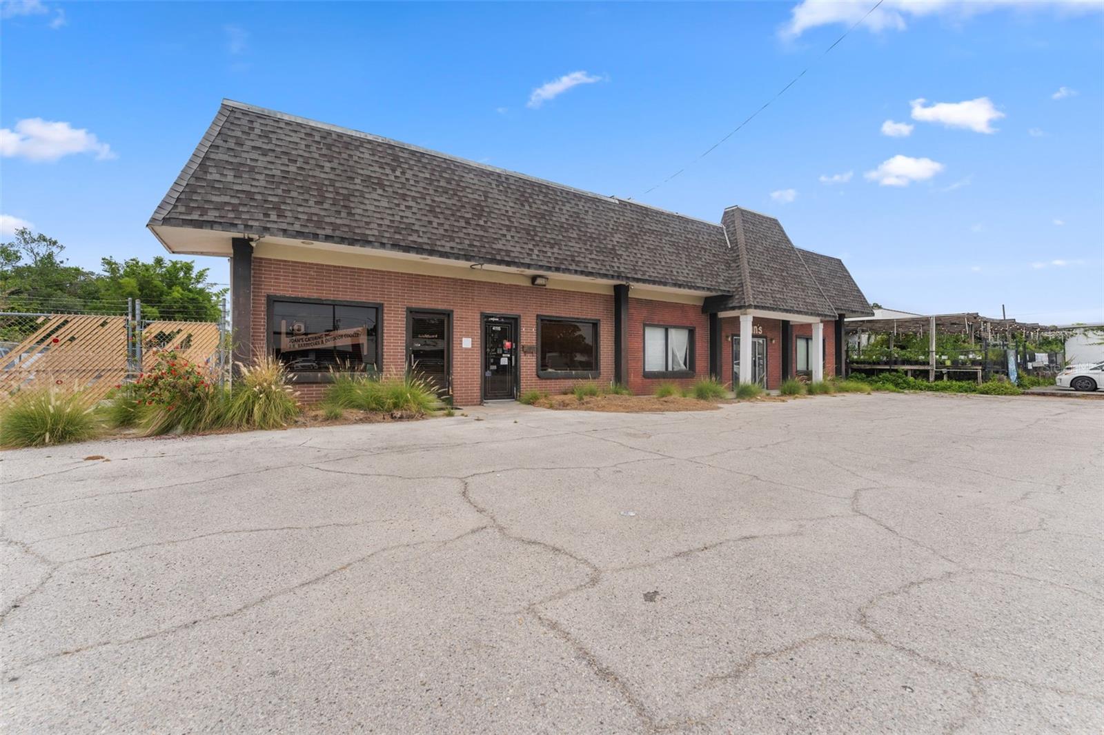 Listing photo id 1 for 4115 Henderson Boulevard