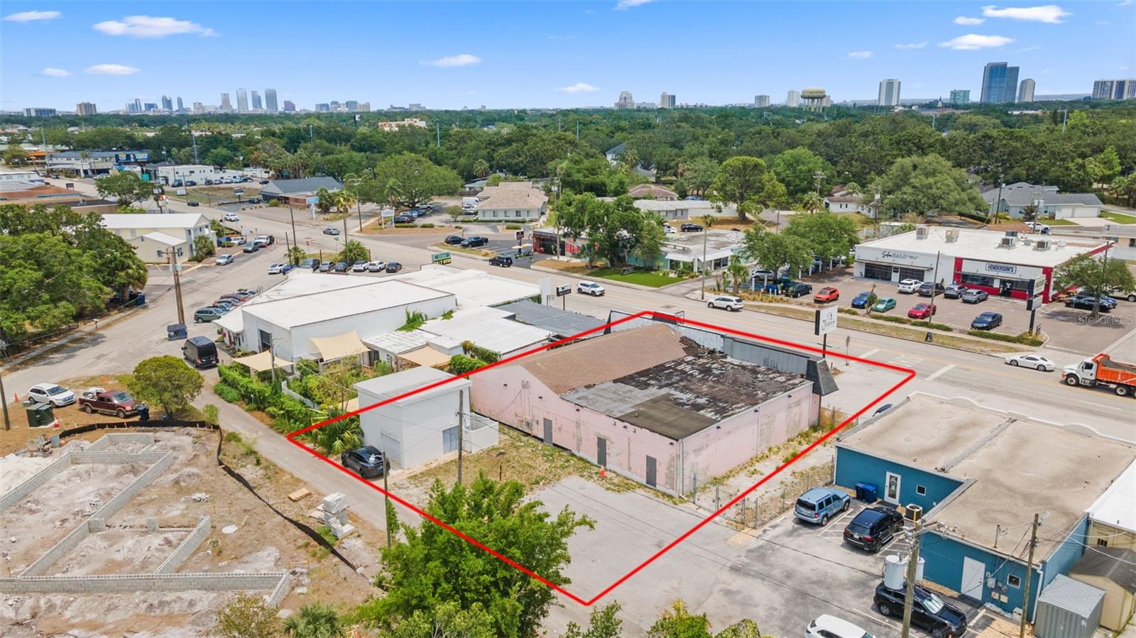Listing photo id 3 for 4115 Henderson Boulevard