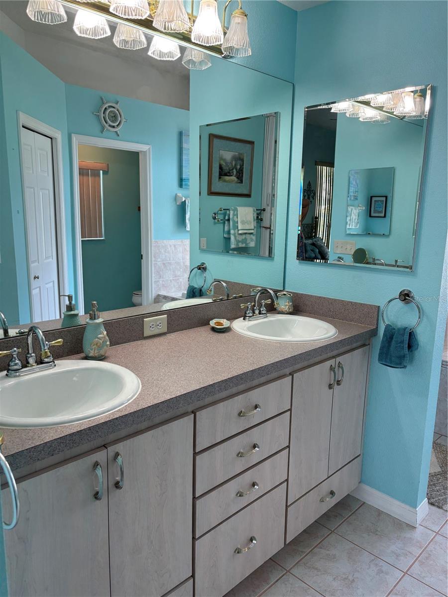Listing photo id 28 for 13339 Amberwood Street